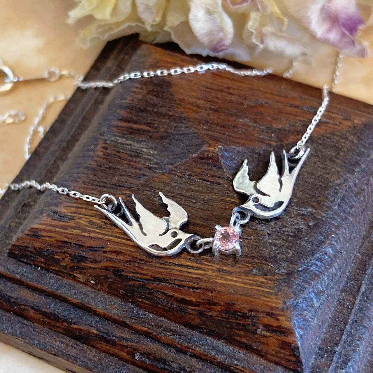 二羽のツバメのペンダント | Dahliacyan/ハンドメイドの革製品と彫金