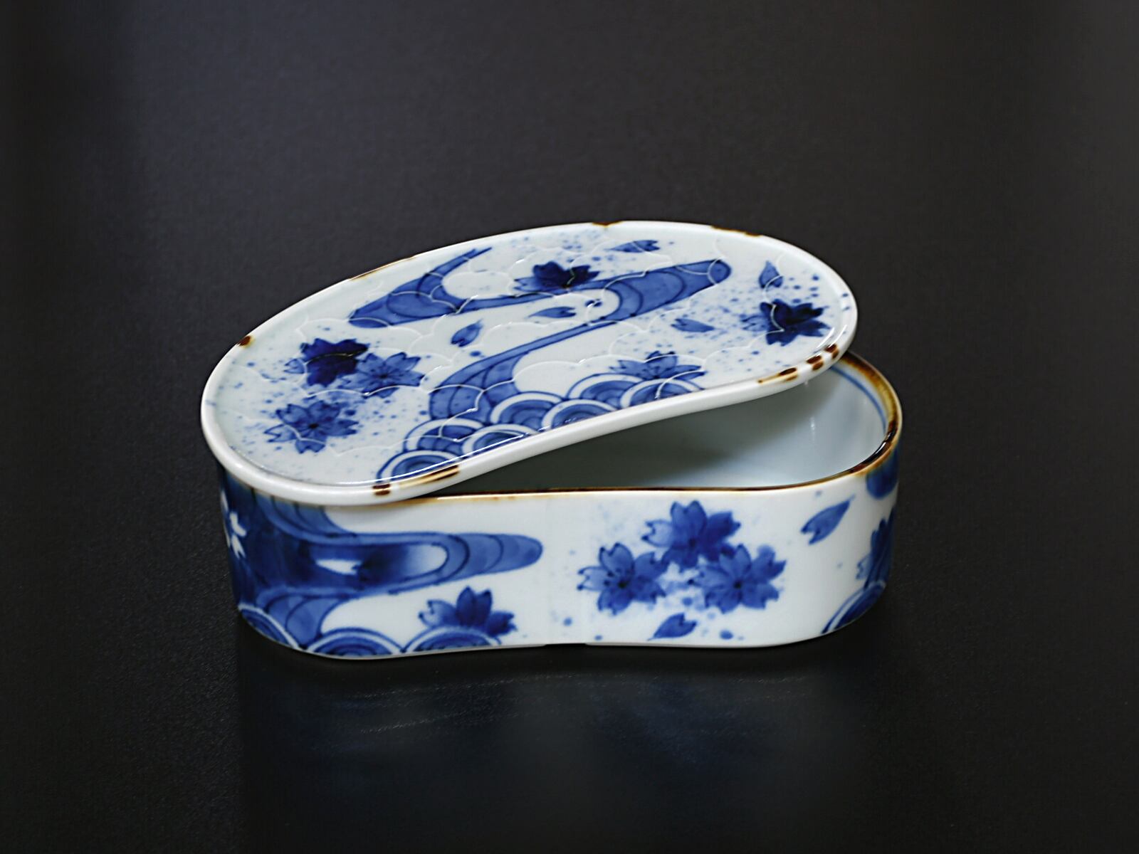 福泉窯 薄白釉七宝宝尽し 繭型蓋物 福泉窯 薄白釉七宝