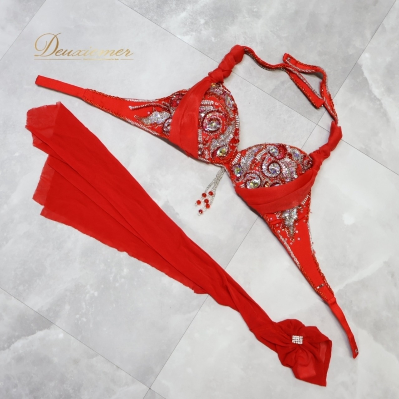 ベリーダンス オリエンタル 衣装 上下セット レッド系 トップス スカート アーム飾り 腕飾り ラインストーン ビーズ スパンコール キラキラ フリンジ 赤 豪華 装飾 ダンス衣装 スリット 鮮やか 華やか ゴージャス アーム シルバー系 ベージュ系