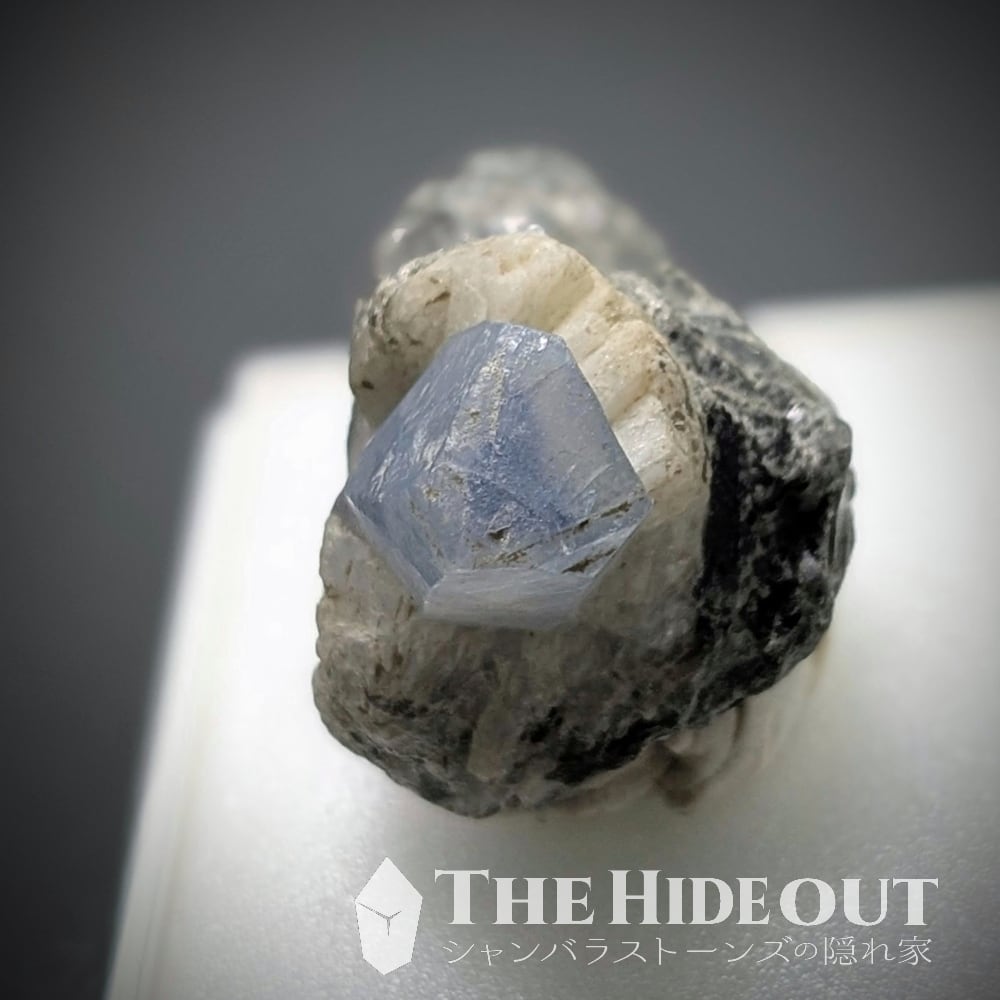 ヒマラヤ産鉱物原石標本021 タプレジュン地区産コランダム（サファイア