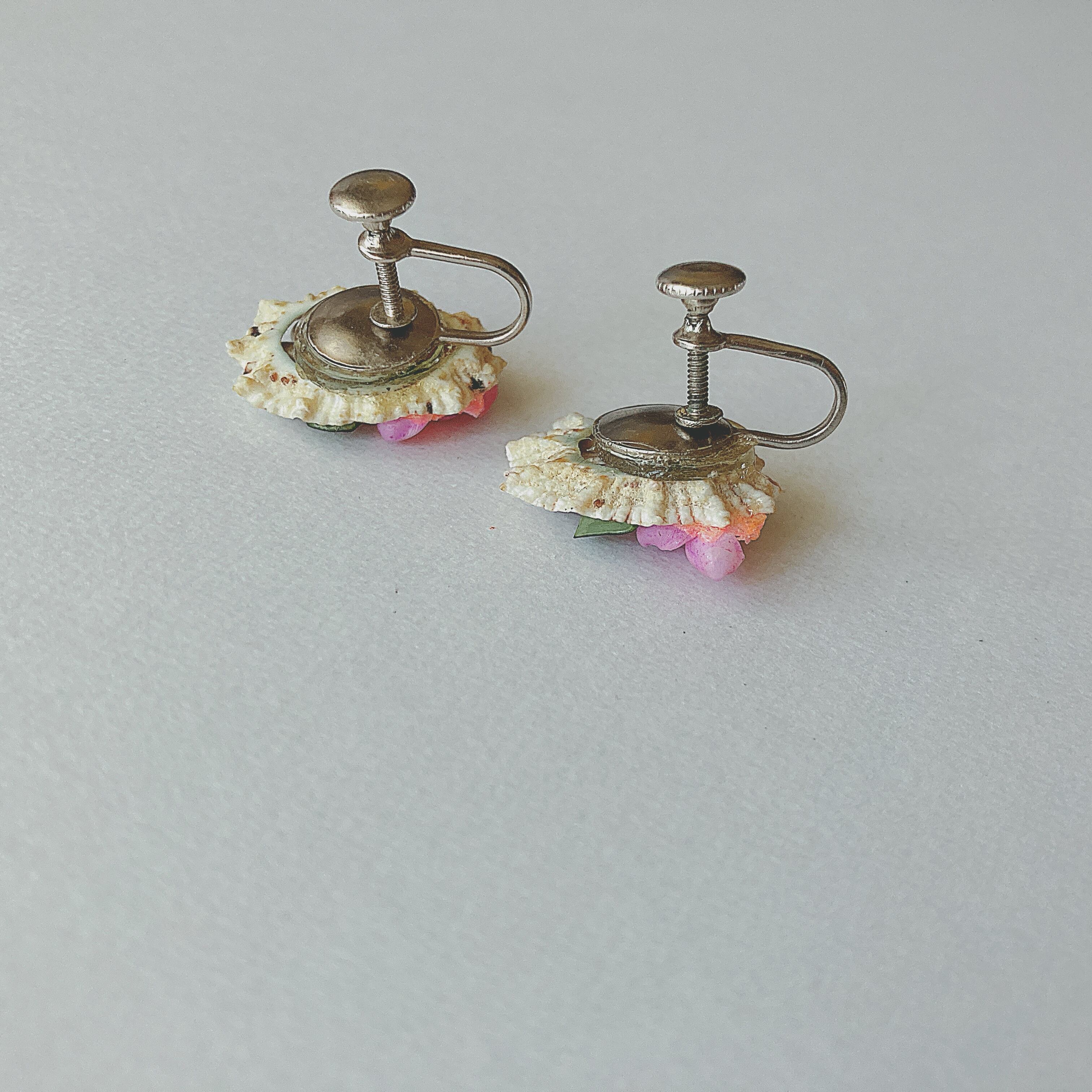 Vintage 50s shell pink flower earrings ヴィンテージ 50年代 シェル ...