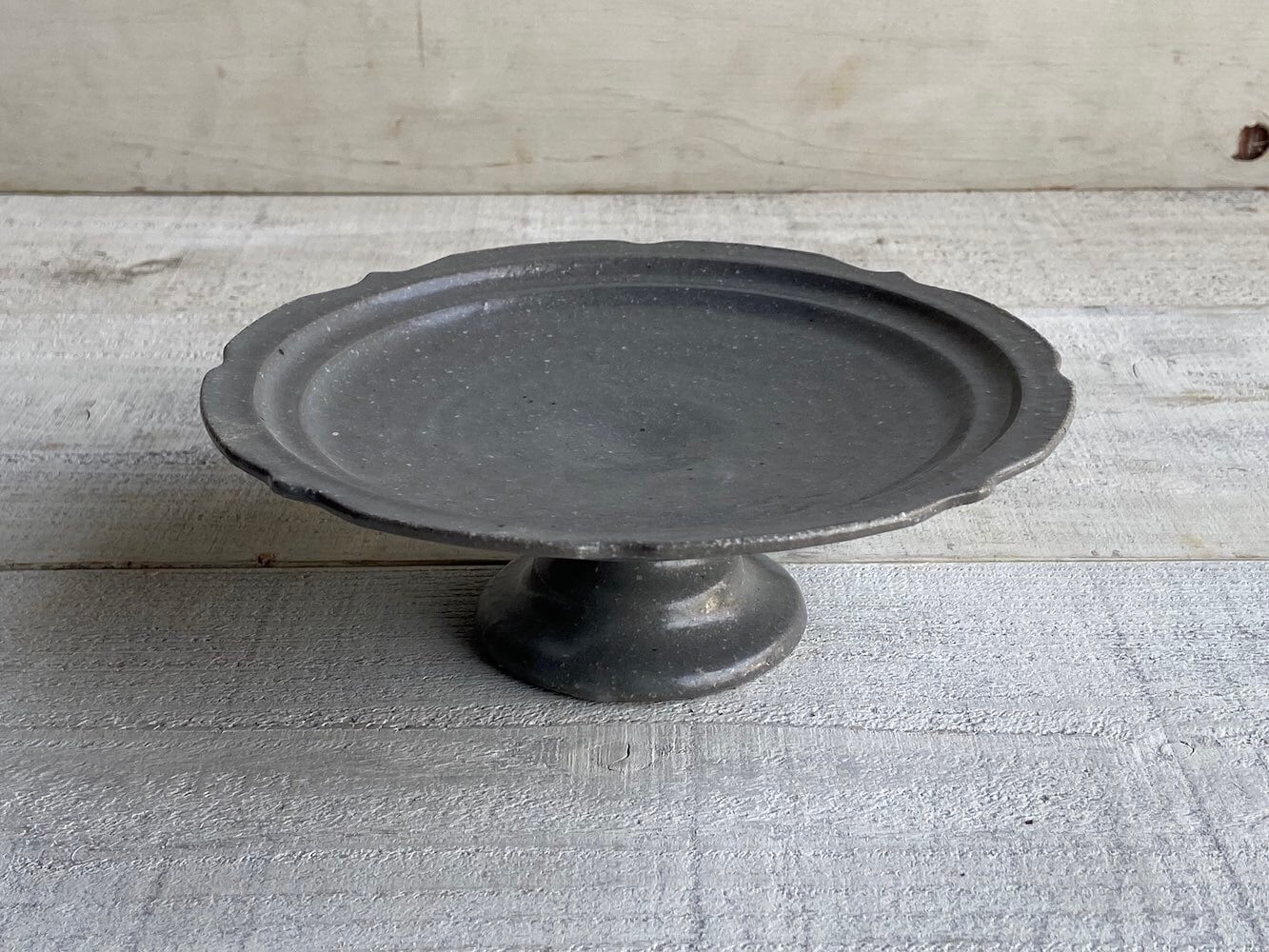 コンポート(大皿) 　 　　大正～昭和初期 彫刻コンポート皿 18cm (鉄散)｜古谷浩一 – sui.