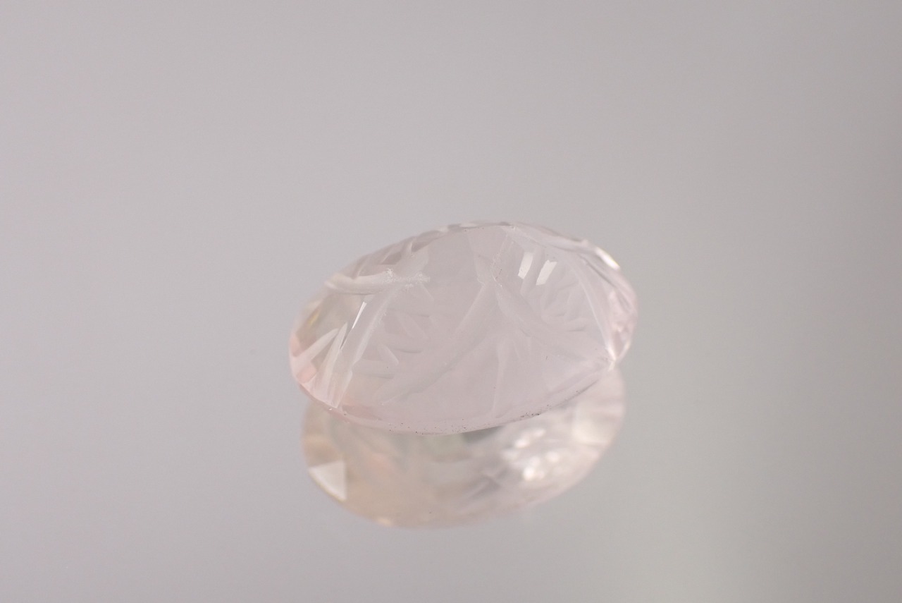 ローズクォーツ(裏彫り彫刻カット)　5.0ct　[C7‐674]