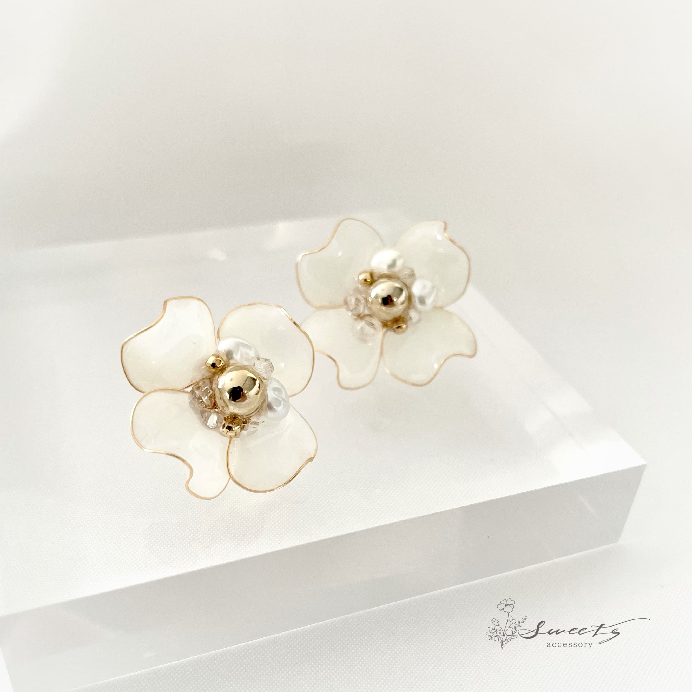 Popy white】ポピーのフラワーピアス・イヤリング | Sweets Accessory