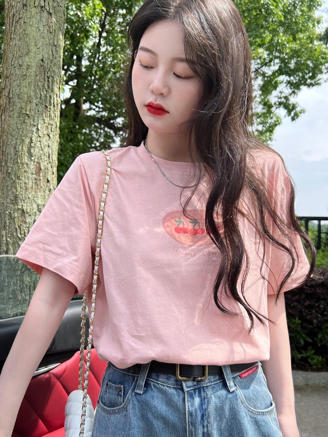 ピンクの半袖 T シャツの女性の 2023 年夏新しいデザインセンスニッチ 
