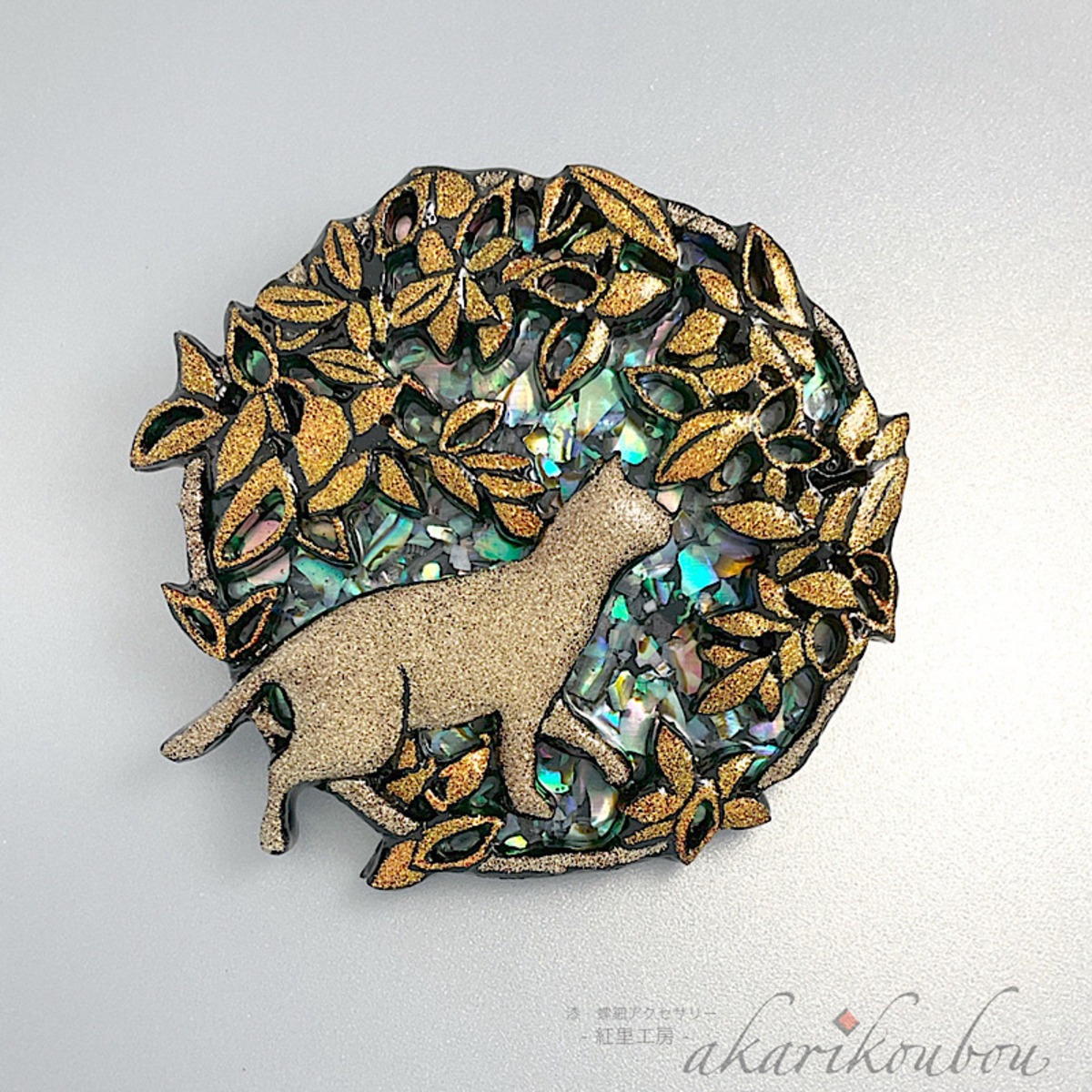 予約商品》銀蒔絵ブローチ 猫モチーフ 螺鈿 純金銀蒔絵 漆アクセサリー 