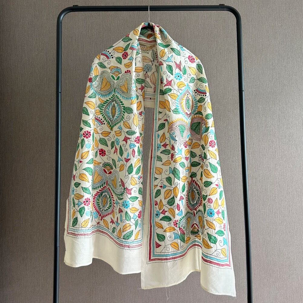 タッサーシルクストール　総刺繍　カンタ　野蚕ストール　シルク100% カンタ刺繍 ノクシカタ シルクストール ボタニカル | アジアの手仕事
