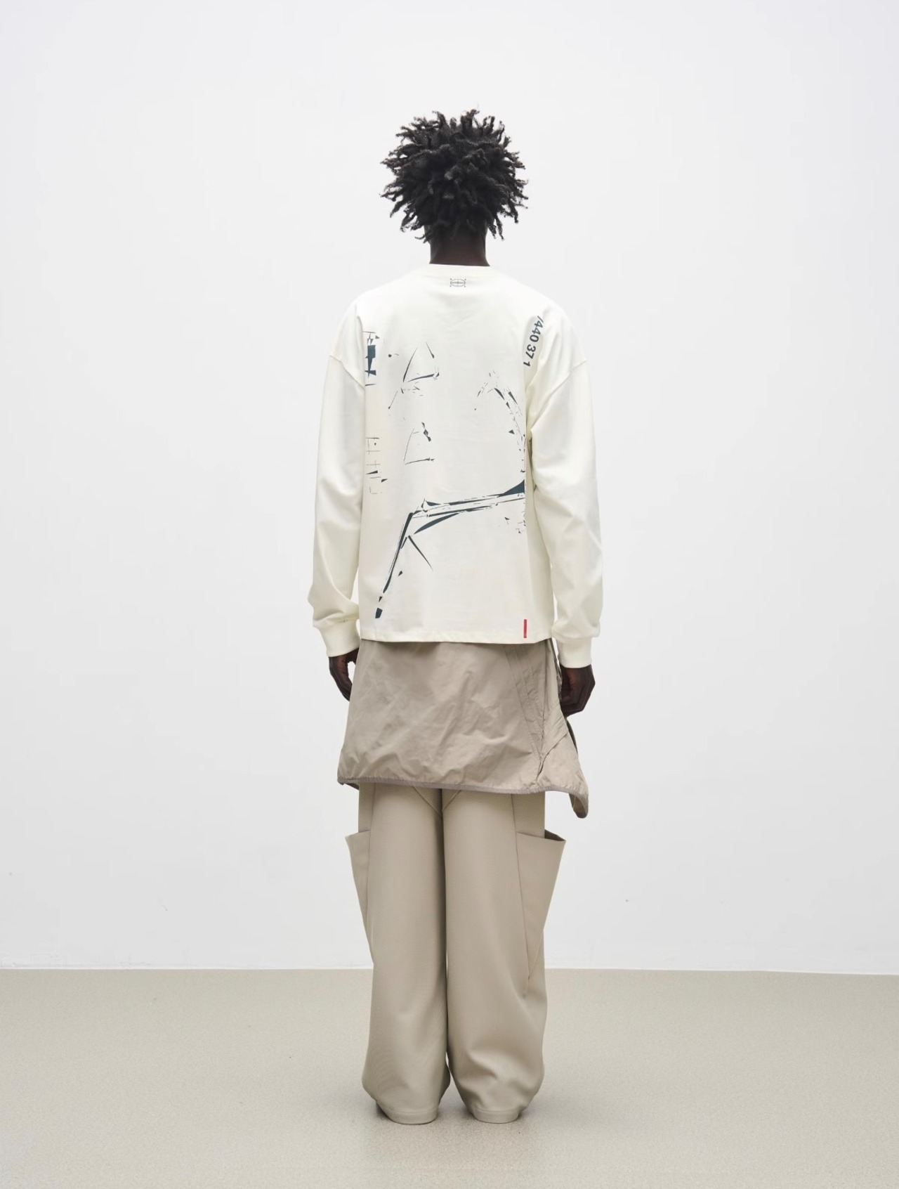 7440 37 1 Dotted Graphic Long Sleeve Tee