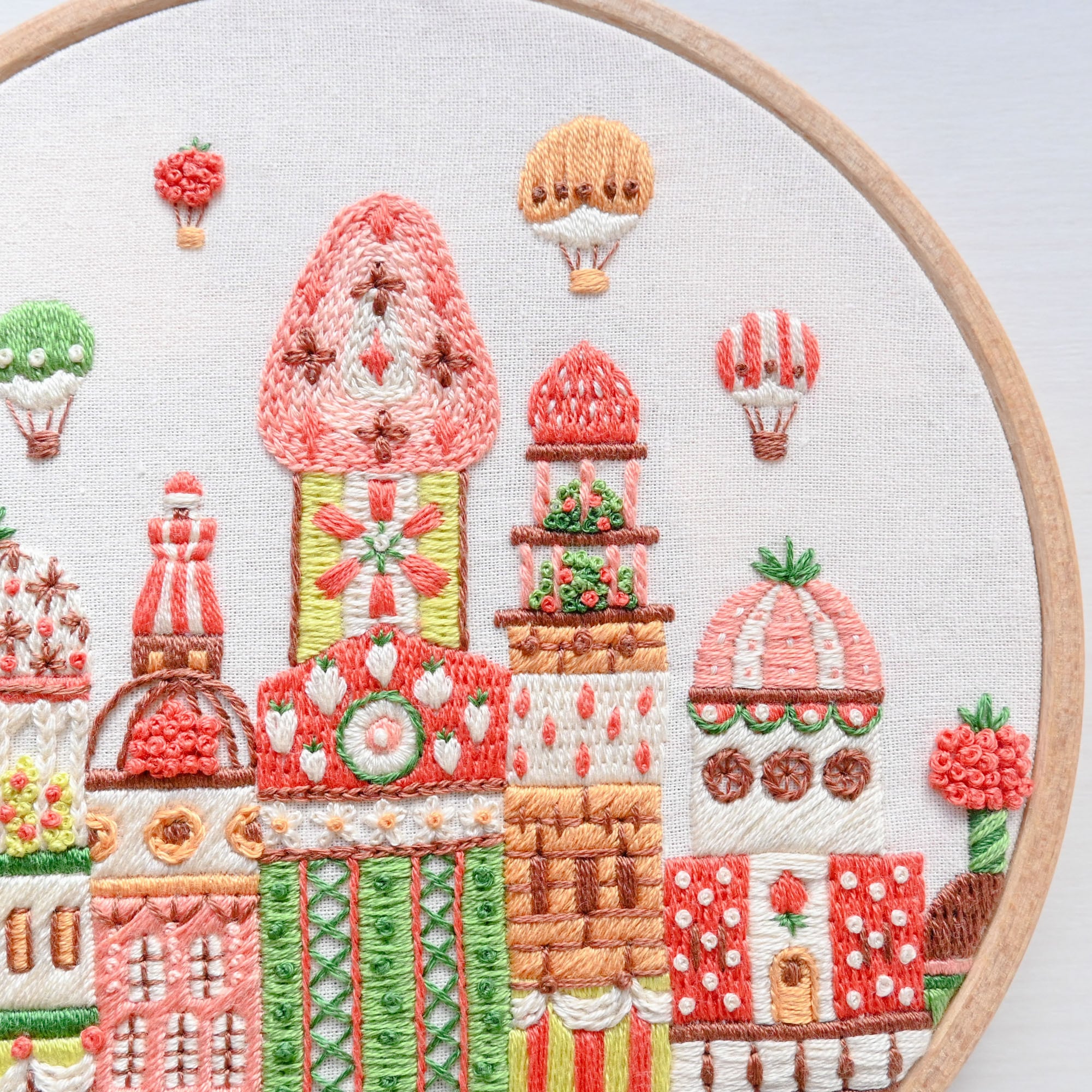 【新作】刺繍キット「ストロベリーガーデンシティ」《空想街雑貨店》