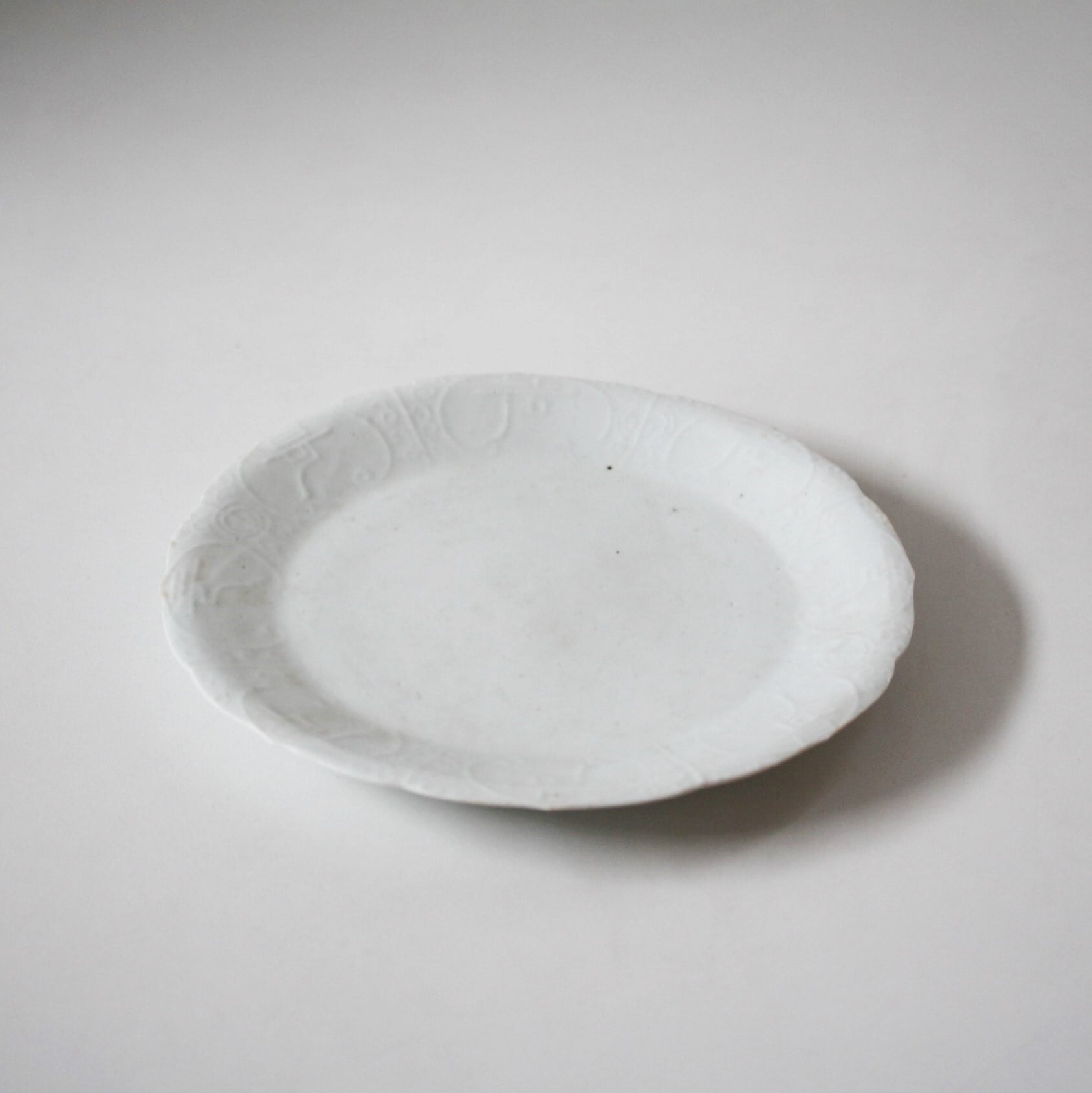 アンティーク 古九谷白磁の陽刻文字模様の輪花皿 d22.1cm Antique