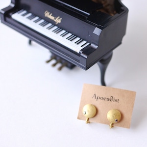 ヴィンテージスタインウェイピアノのパーツを使った月を思わせるアンティーク風イヤリング S-012 Vintage steinway and sons piano capstan earrings with Amethyst (Moon)