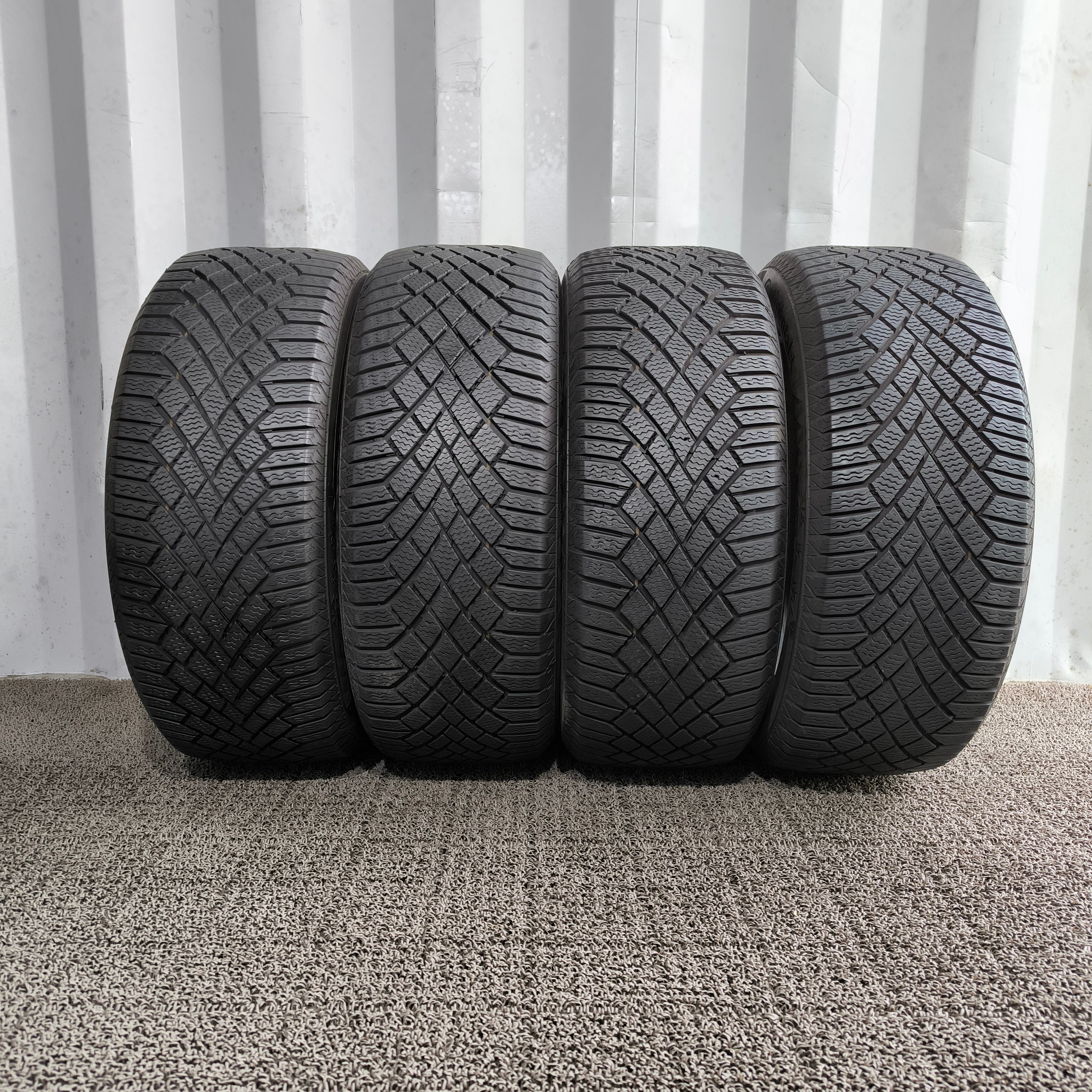 コンチネンタル、バイキングコンタクト225/55R16.215/60R16互換可 225⁄55R17 101H XL コンチネンタル コンチバイキングコンタクト8 正規