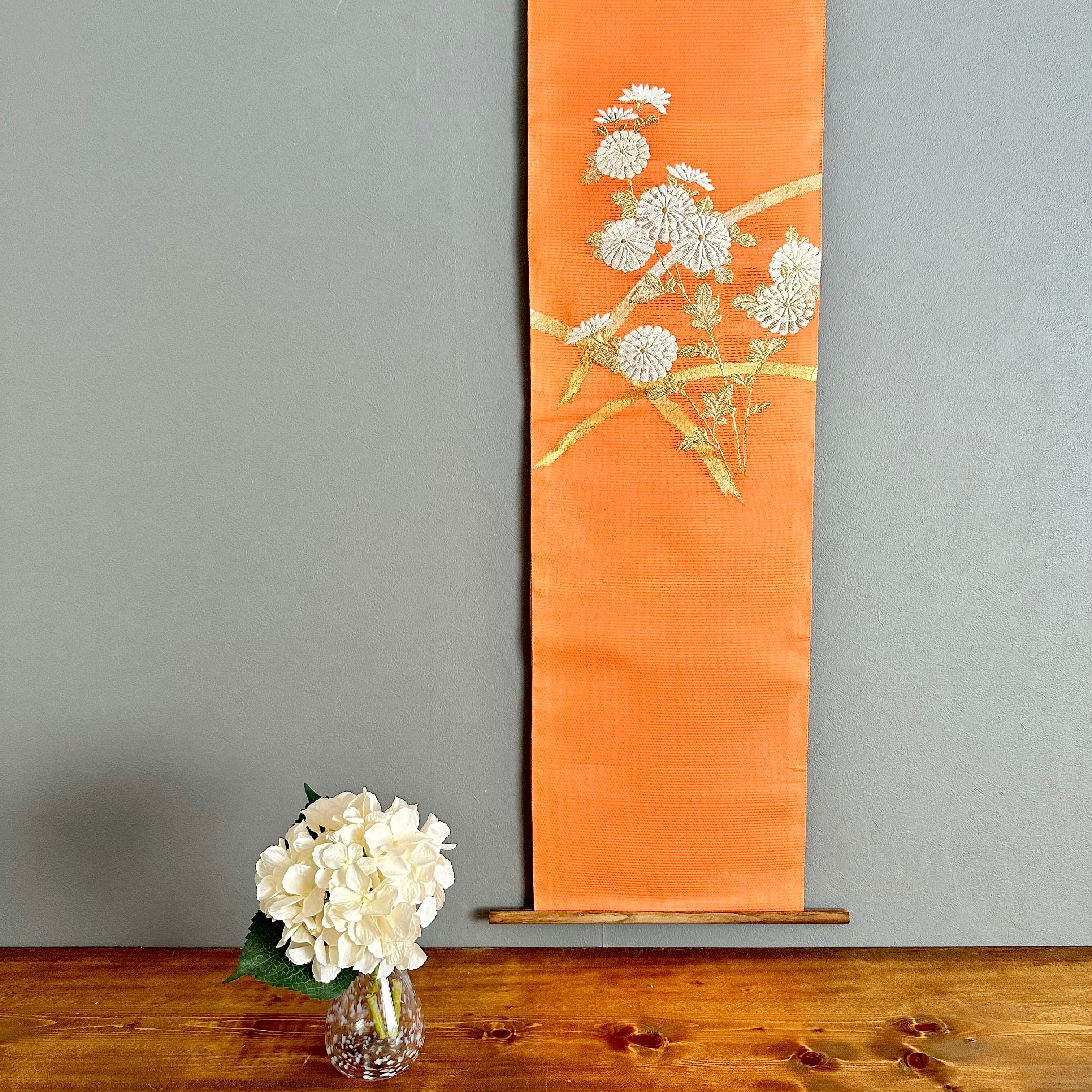 Kimono tapestry 夏帯のタペストリー 涼しげな柿色に金色の菊 着物