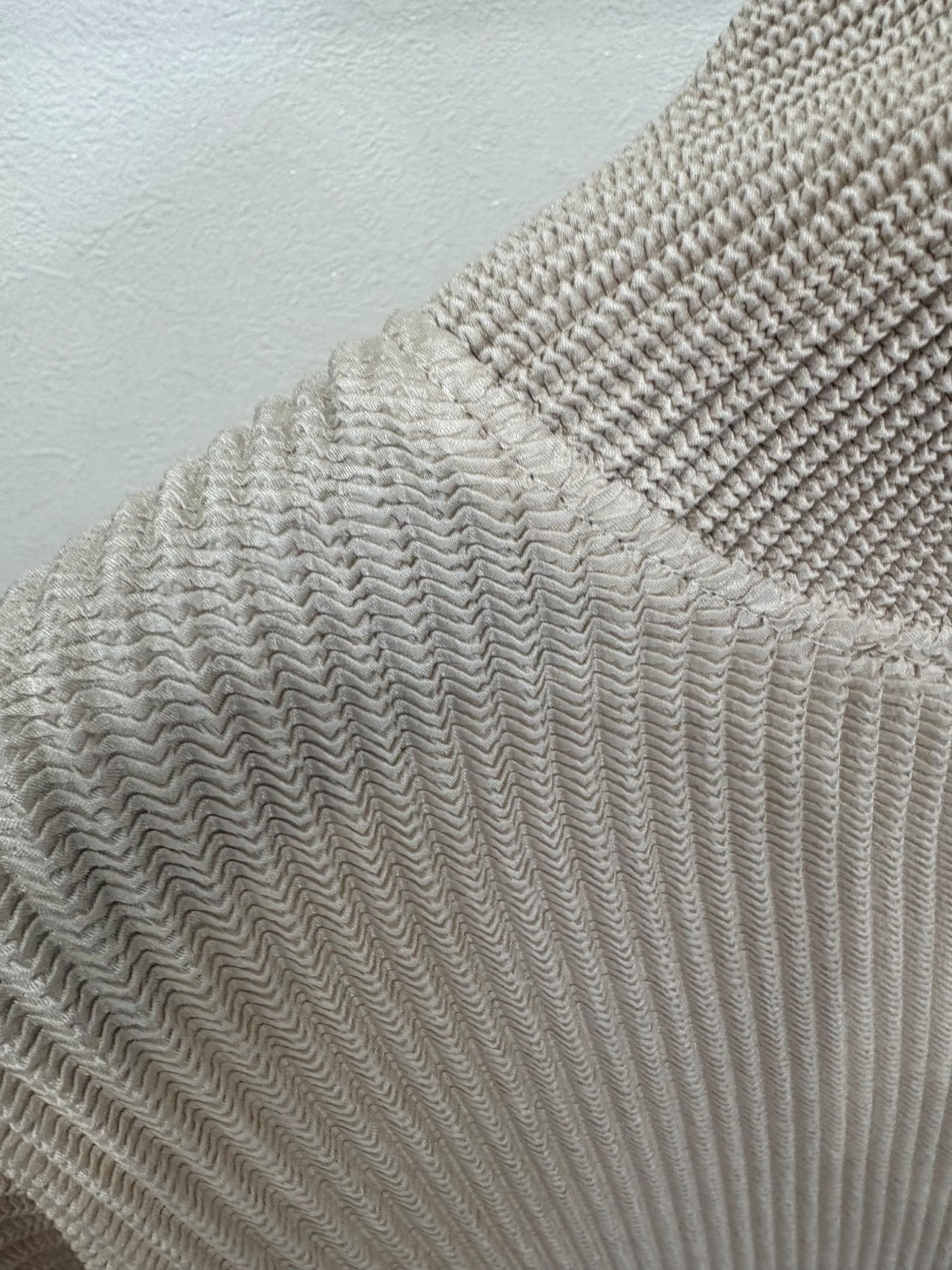 SPECCIO 圧縮プリーツ　ハイネックトレーナー　442-178