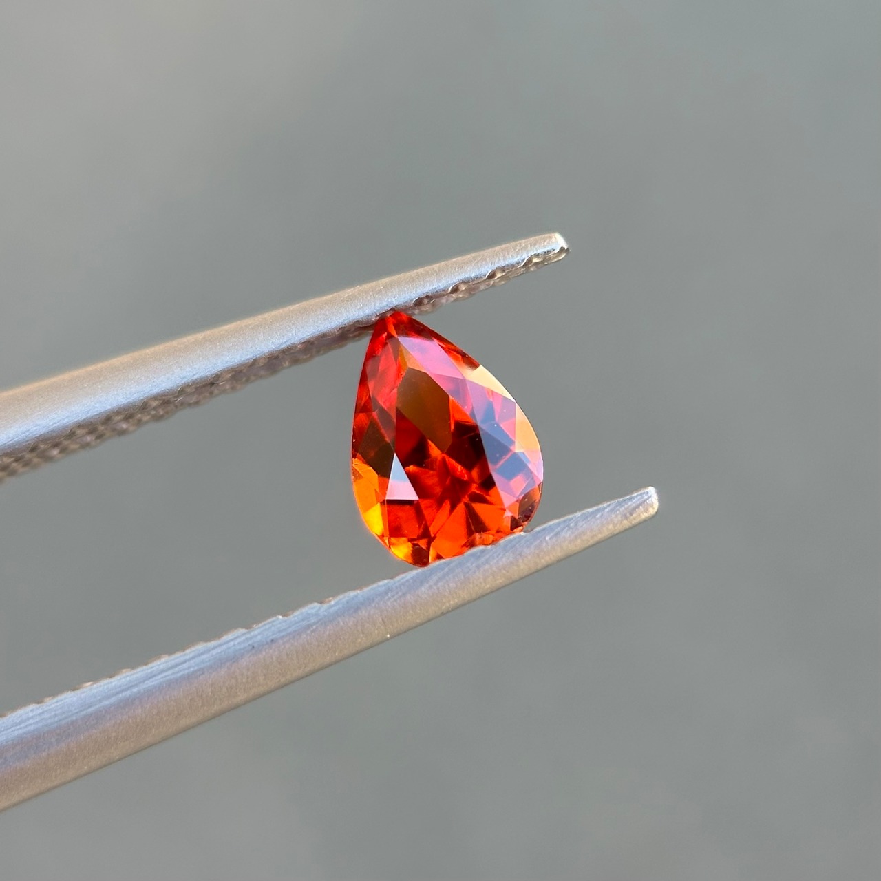 マンダリンガーネット トリリアント 6x4mm, 0.56ct, ナミビア産