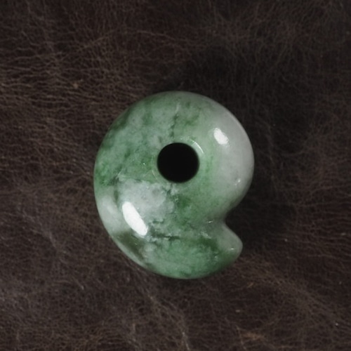 糸魚川翡翠 圧砕 まるまがたま 勾玉  8.8g Itoigawa crushed Jadeite Magatama