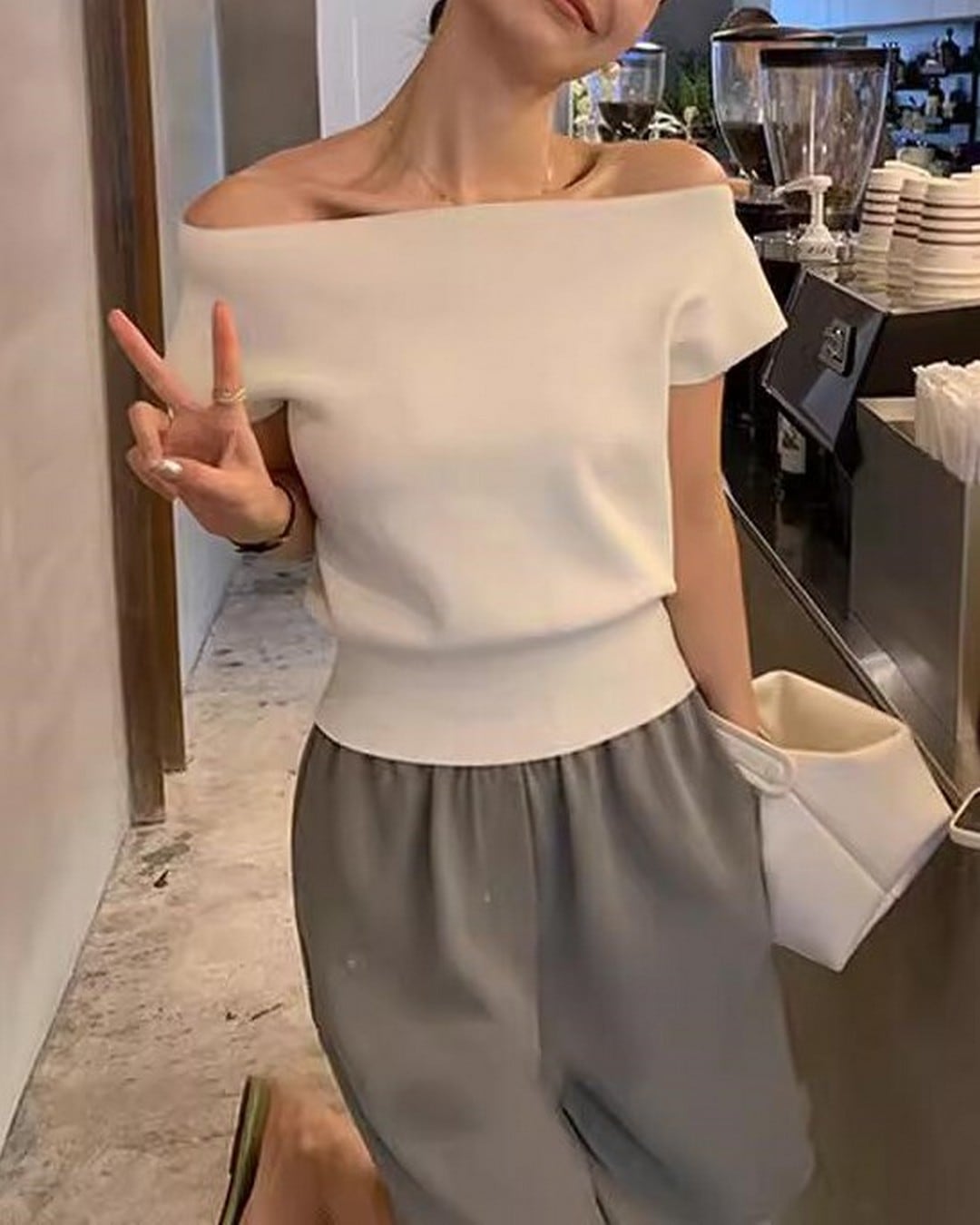 オフショルダーシンプルトップス S24661