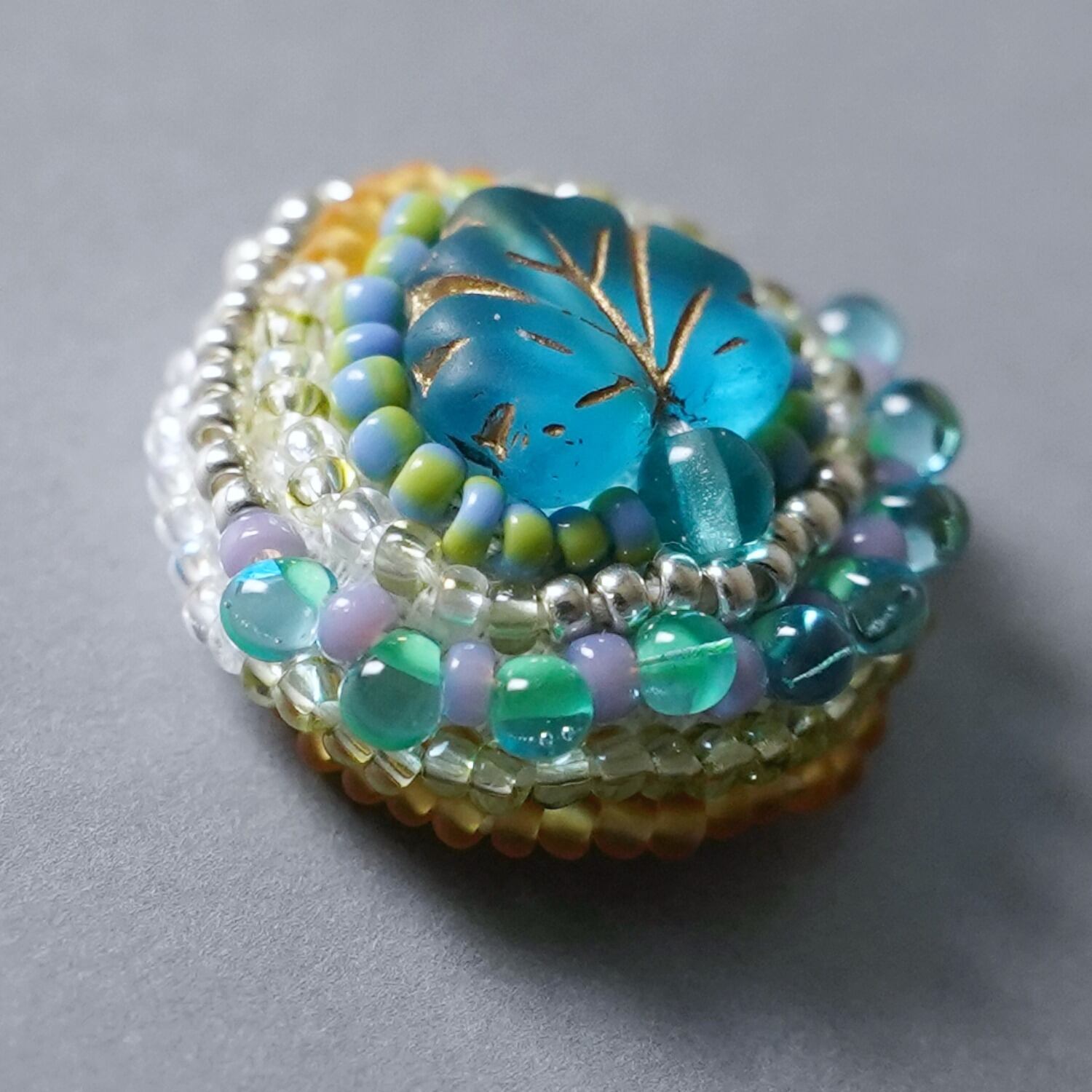 ビーズ刺繍のイヤリング ピアス 42 ブルー 葉っぱ カラフル おおぶり