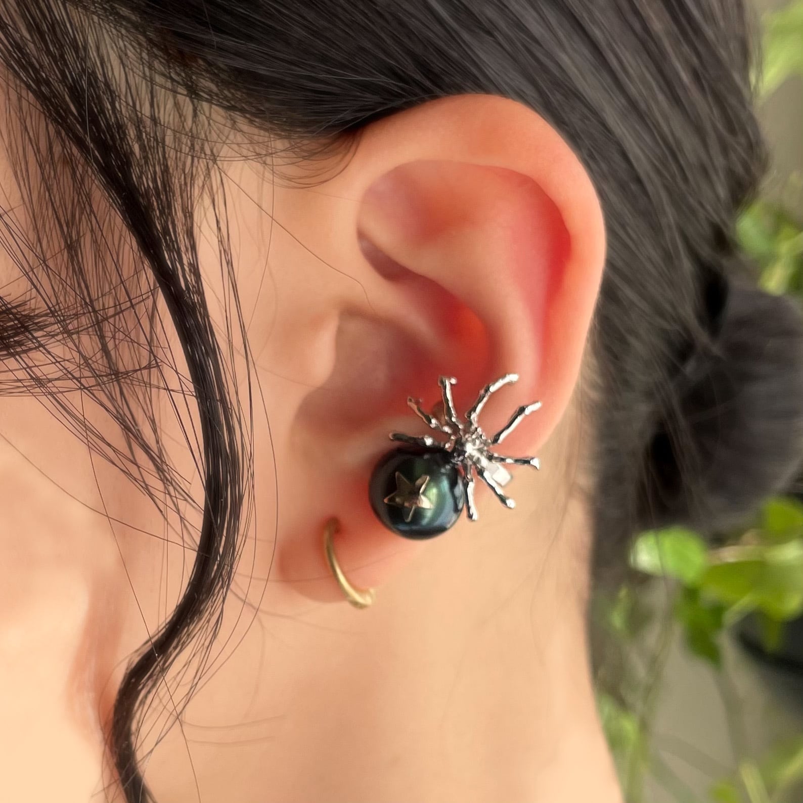 Spider Ear Cuff - ★Black South Sea Pearl ( 蜘蛛のイヤーカフ・黒蝶真珠、星付き)