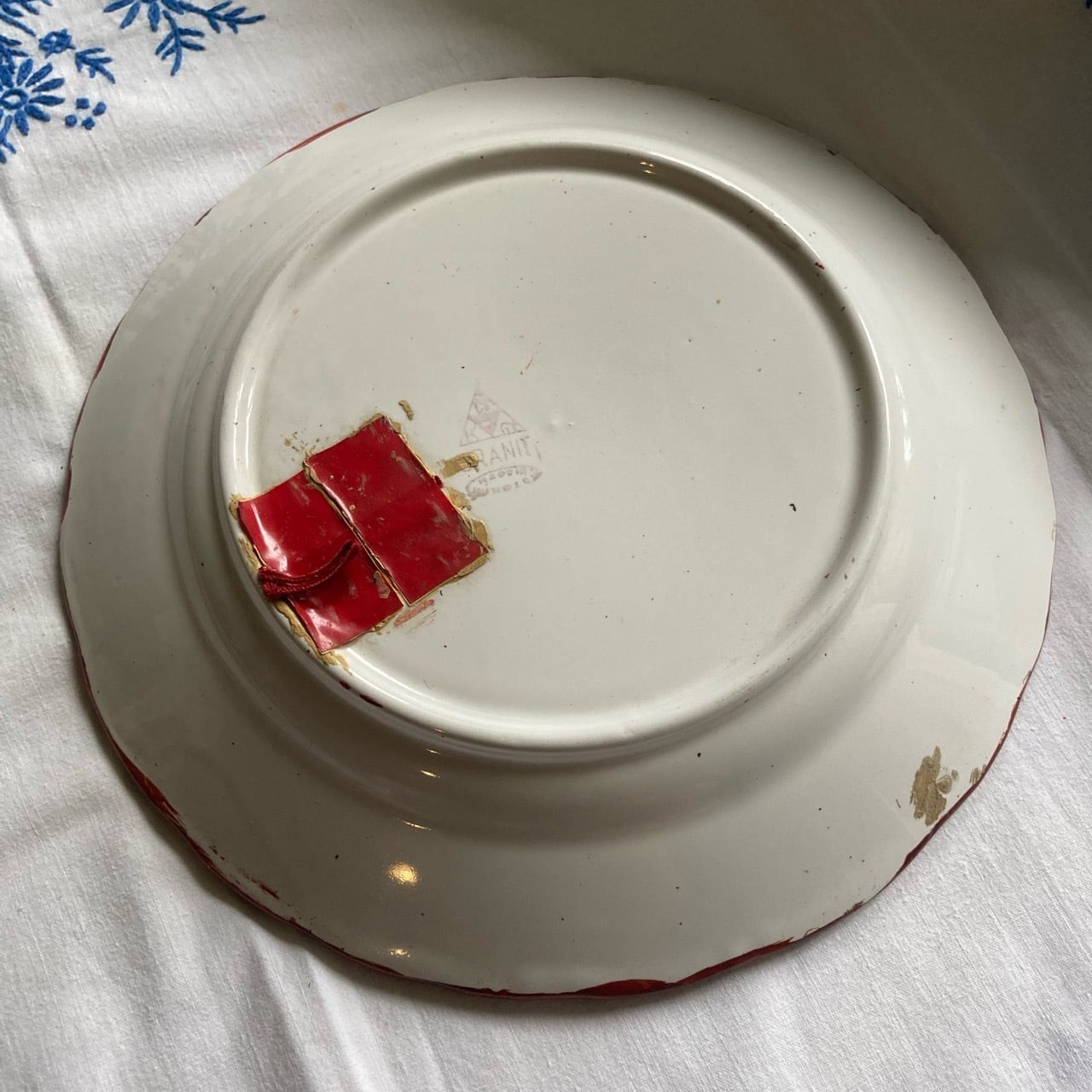 ハンガリー 赤縁 花モチーフの飾り皿 | kolbenova