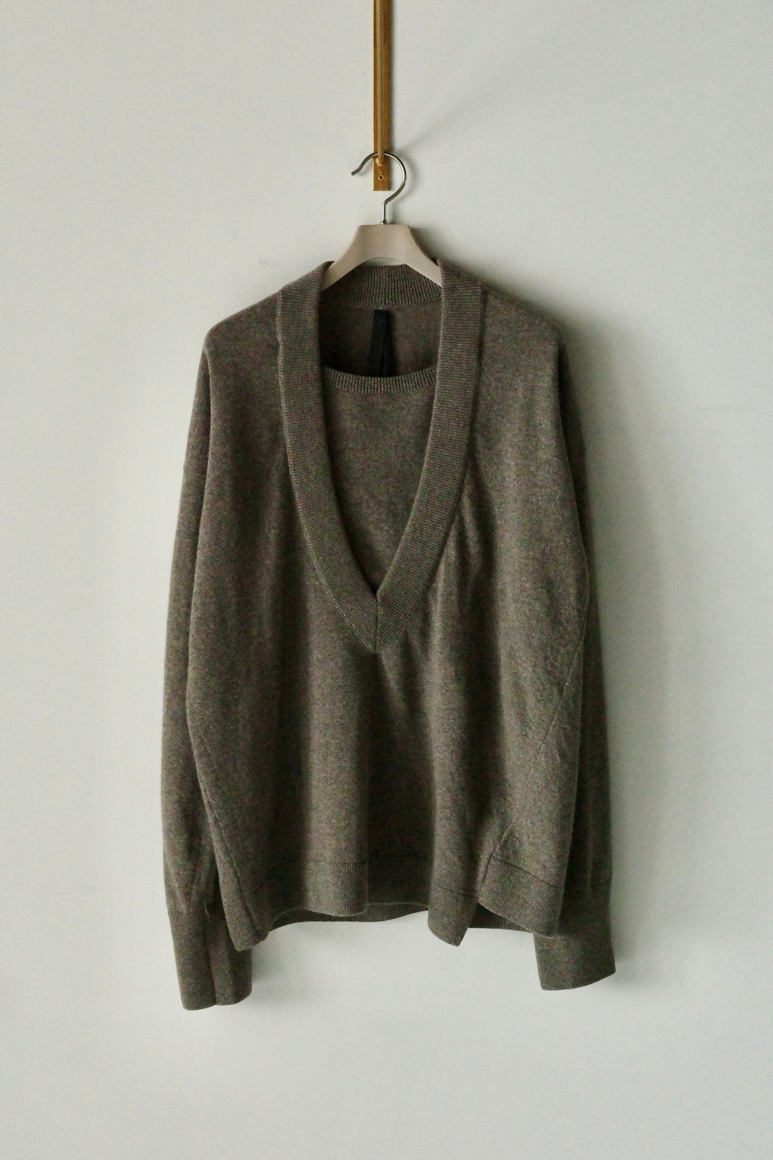 MARINA YEE【DOUBLE COLLAR V-NECK KNIT JUMPER -Vizon-】