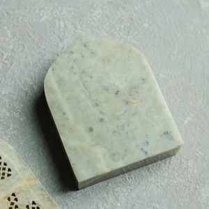 カンガルーが美しく彫られた、石の小物入れ