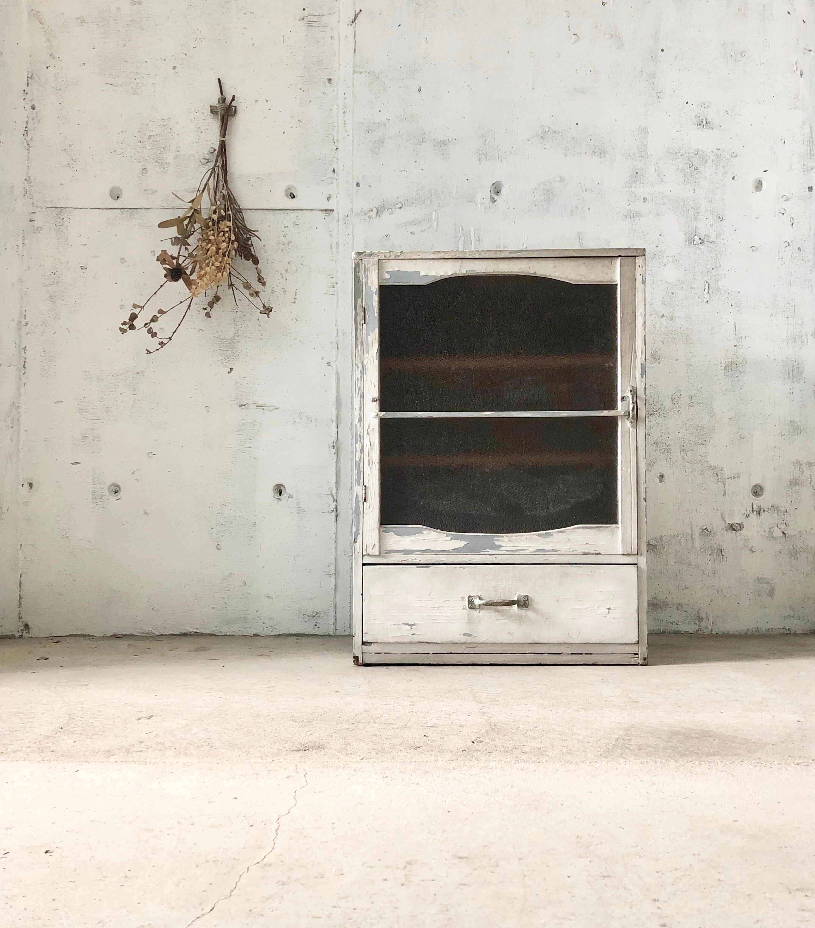 シャビーシックなガラス扉の収納棚［古家具］ | giraffes craft