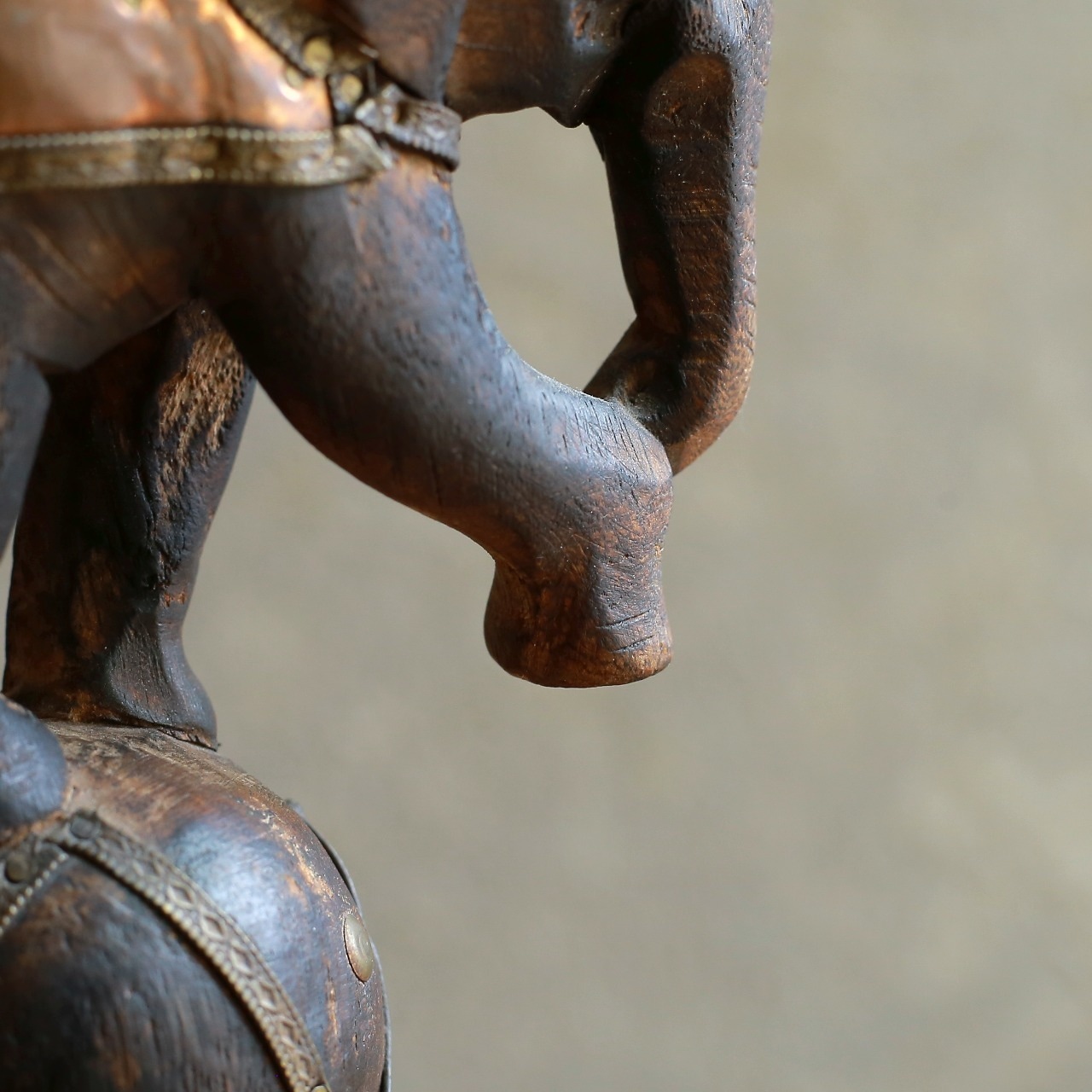 楽しげに玉乗りをする、味わい深い象