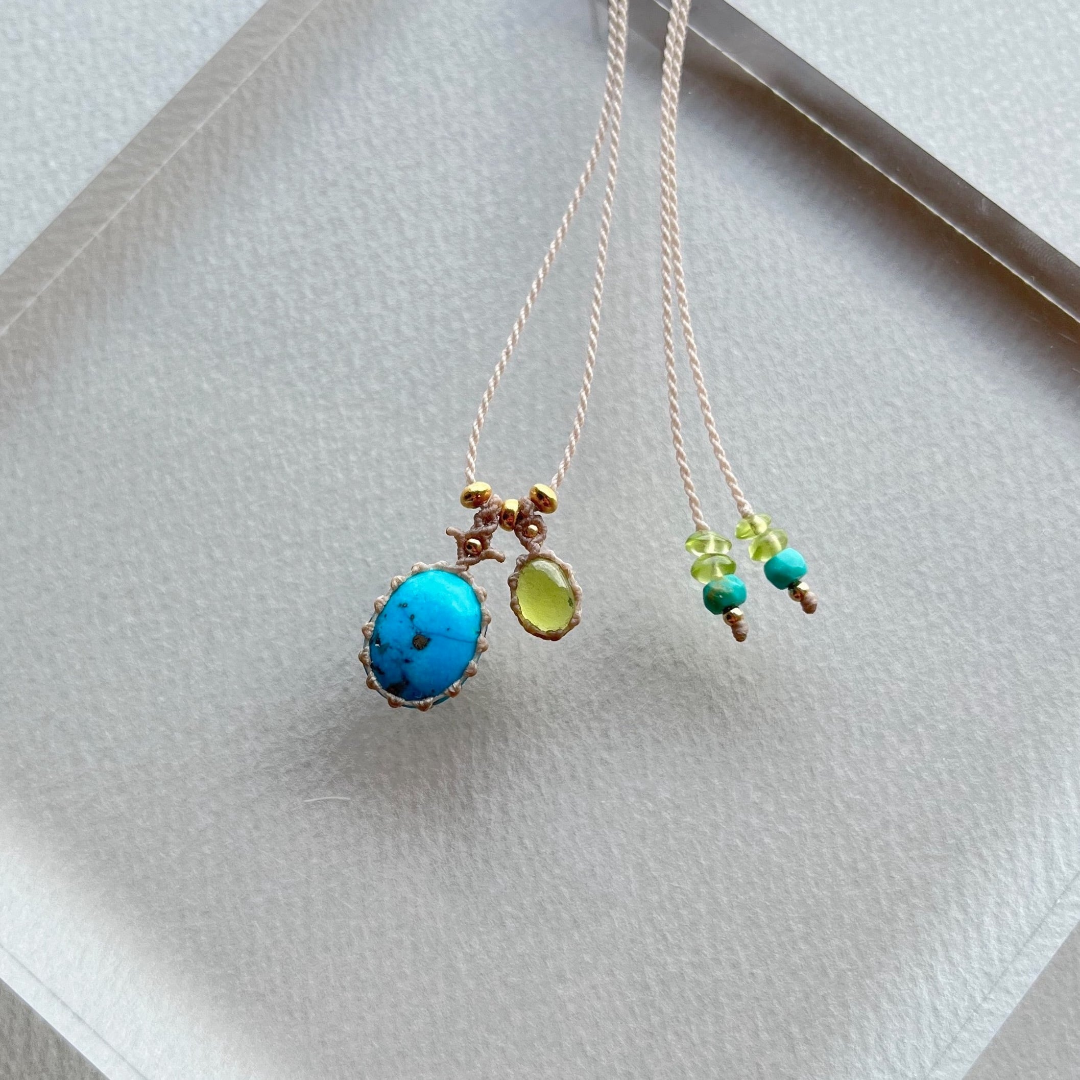 ペルシアンターコイズとペリドットのマクラメ編み 天然石ネックレス