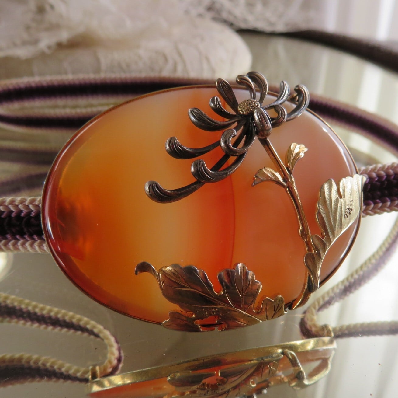 アンティーク　瑪瑙の月に立ち菊の帯留め