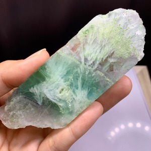 1.エンジェルフェザーフローライト原石クラスター