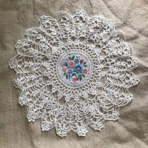 花の刺繍がされたドイリー