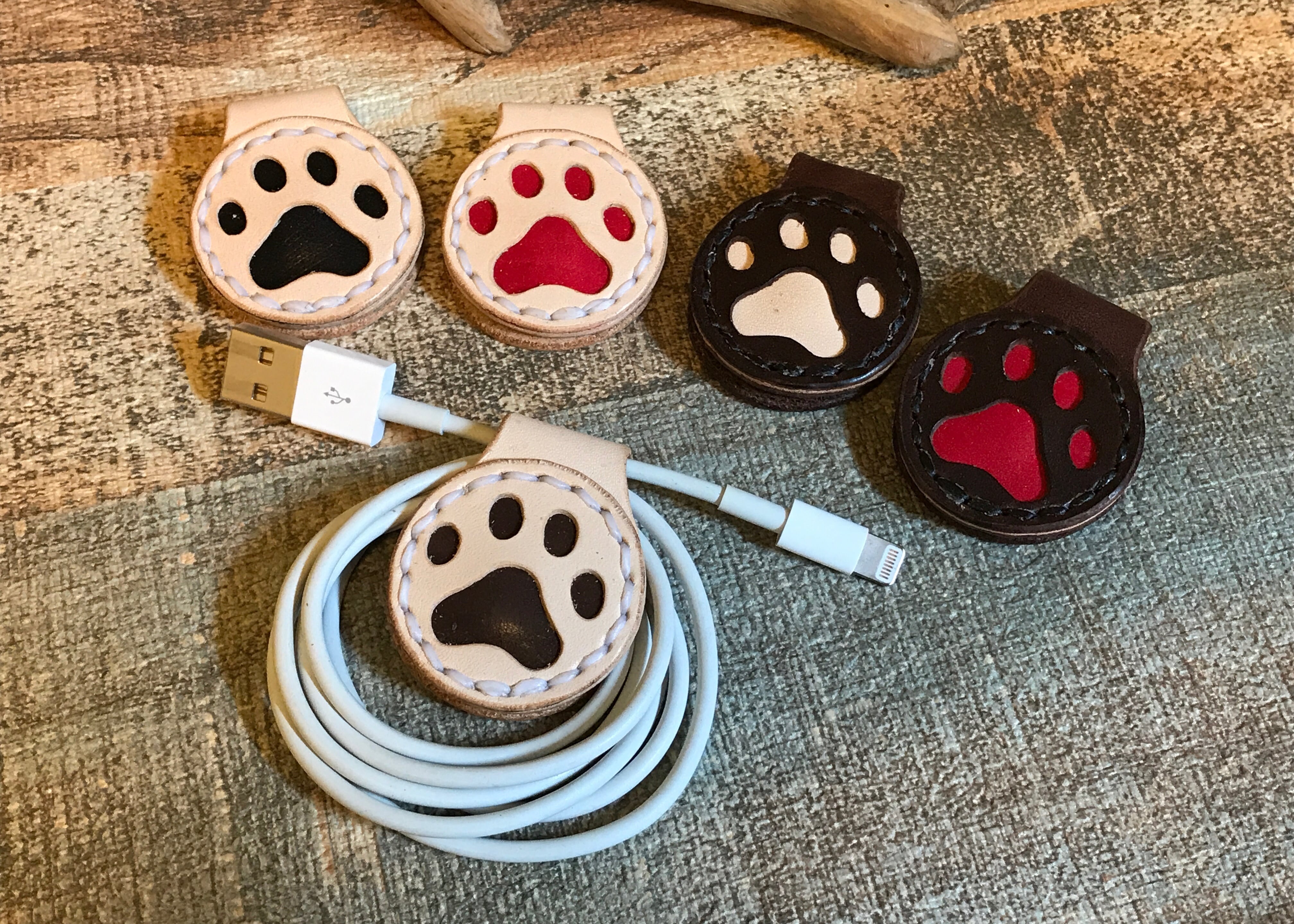 レザー肉球コードホルダー | 革製の犬、猫用ネームチョーカー、迷子札