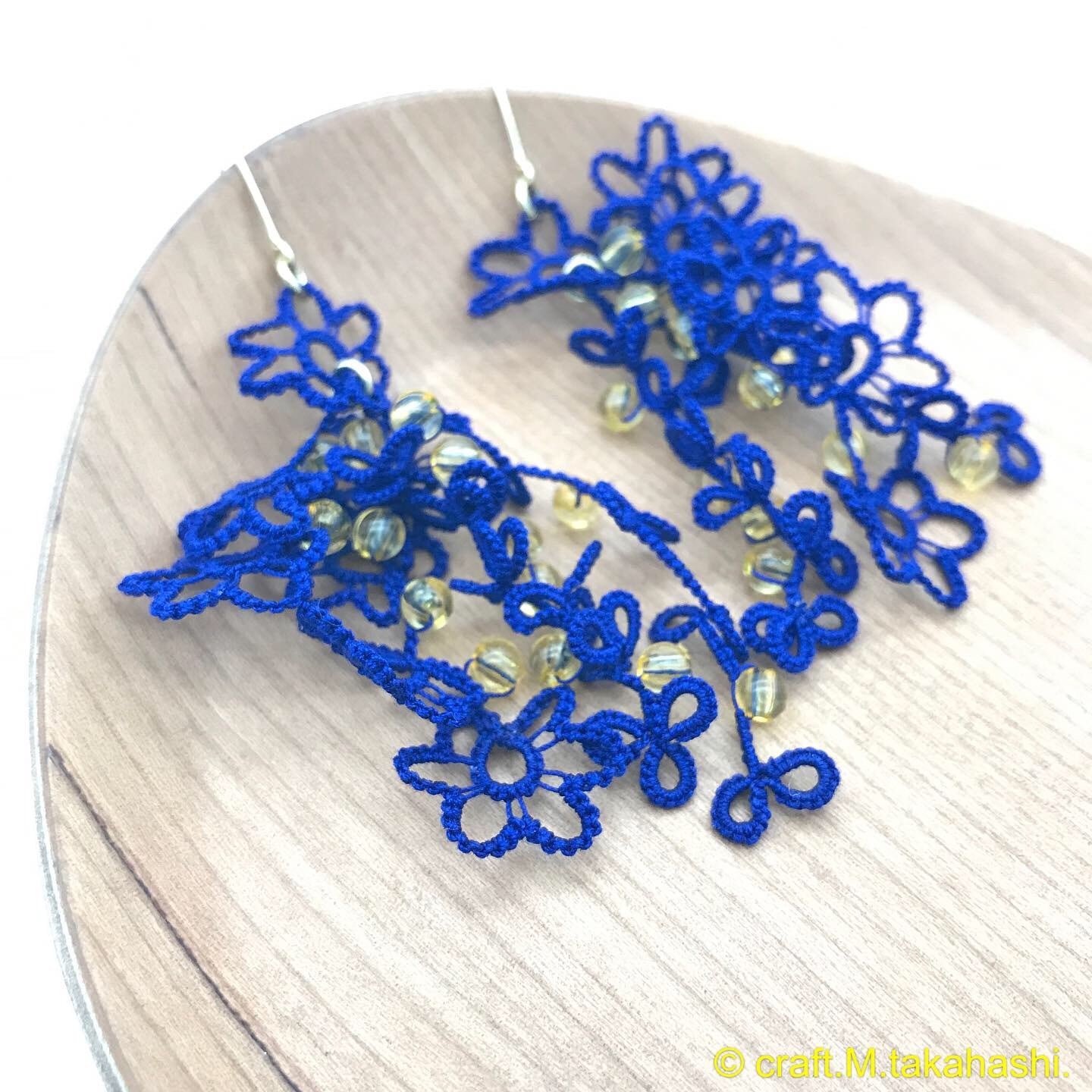 0137:ロイヤルブルーとイエローの繊細レースのピアス