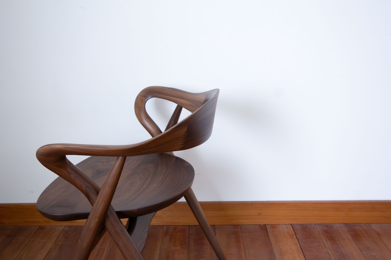 「芸術性と実用性を融合した最高のダイニングチェア。」　ウォールナット材/ダイニングチェア/ノンスリップウレタン