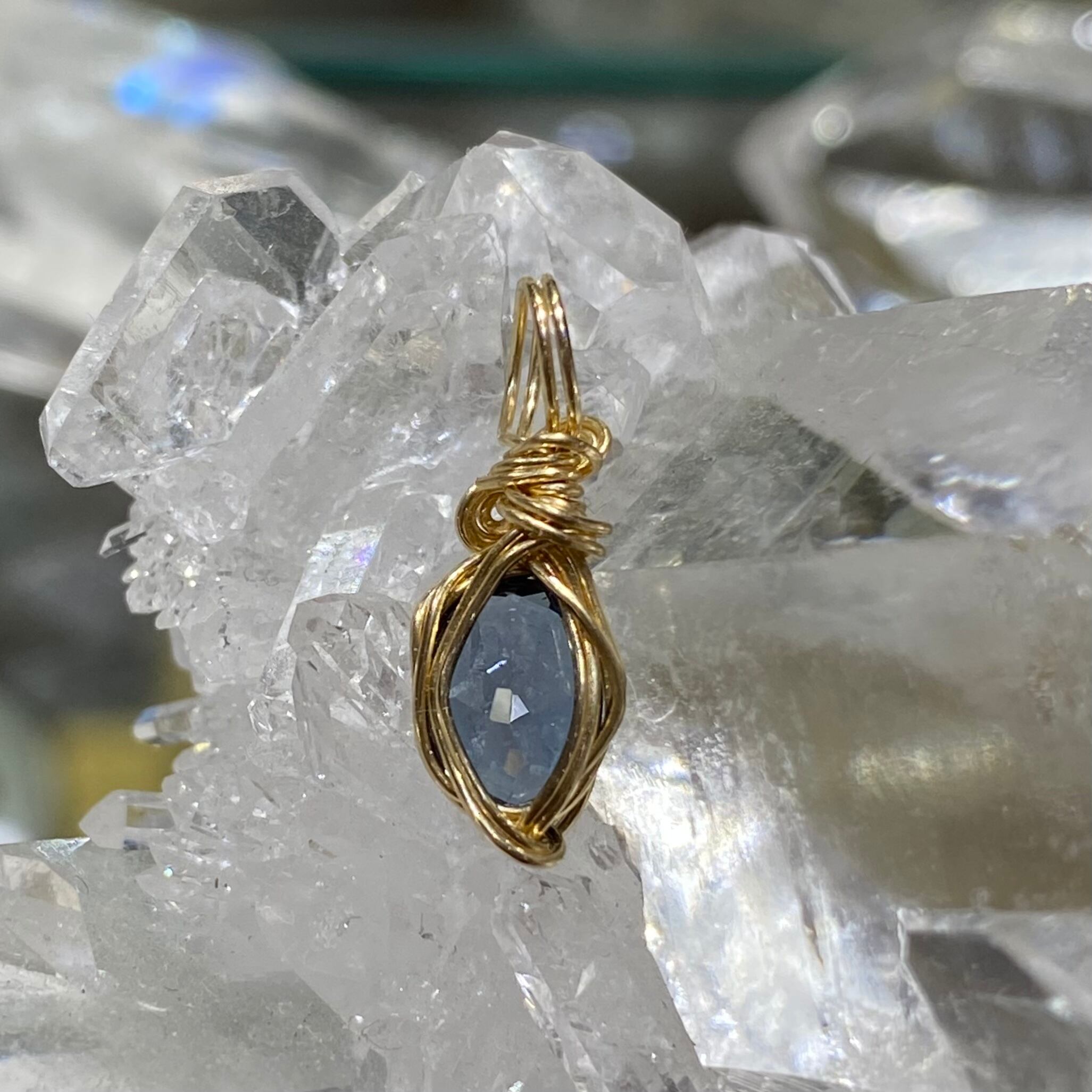 ロンドンブルートパーズ《ワイヤーアートジュエリー》 | 石の魔法