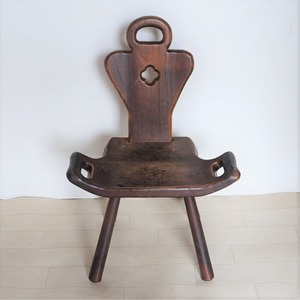 カフェ・ド・ヴィブ　一枚板の小さな椅子