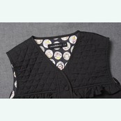 内側に絵本世界が咲くアート系ブラックベスト 《i0820》