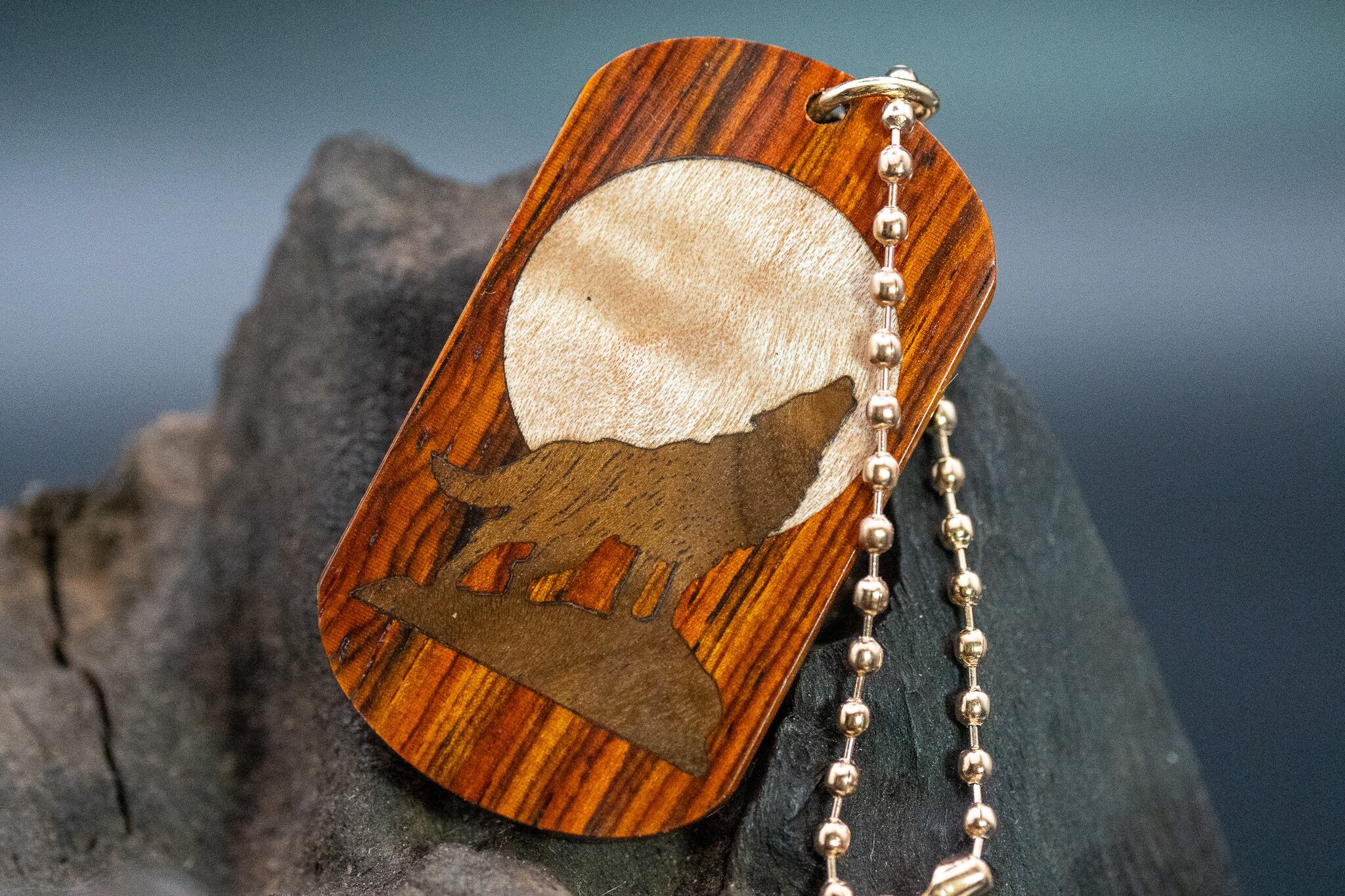 ※【 エスニックなローズウッド 】ココボロ ドッグタグ 象嵌 月と狼