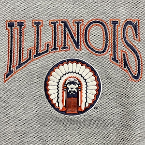 【Midwest Embroidery】カレッジ イリノイ大学 ILLINOIS 刺繍ロゴ インディアン スウェット トレーナー プルオーバー 切替 グレー US古着