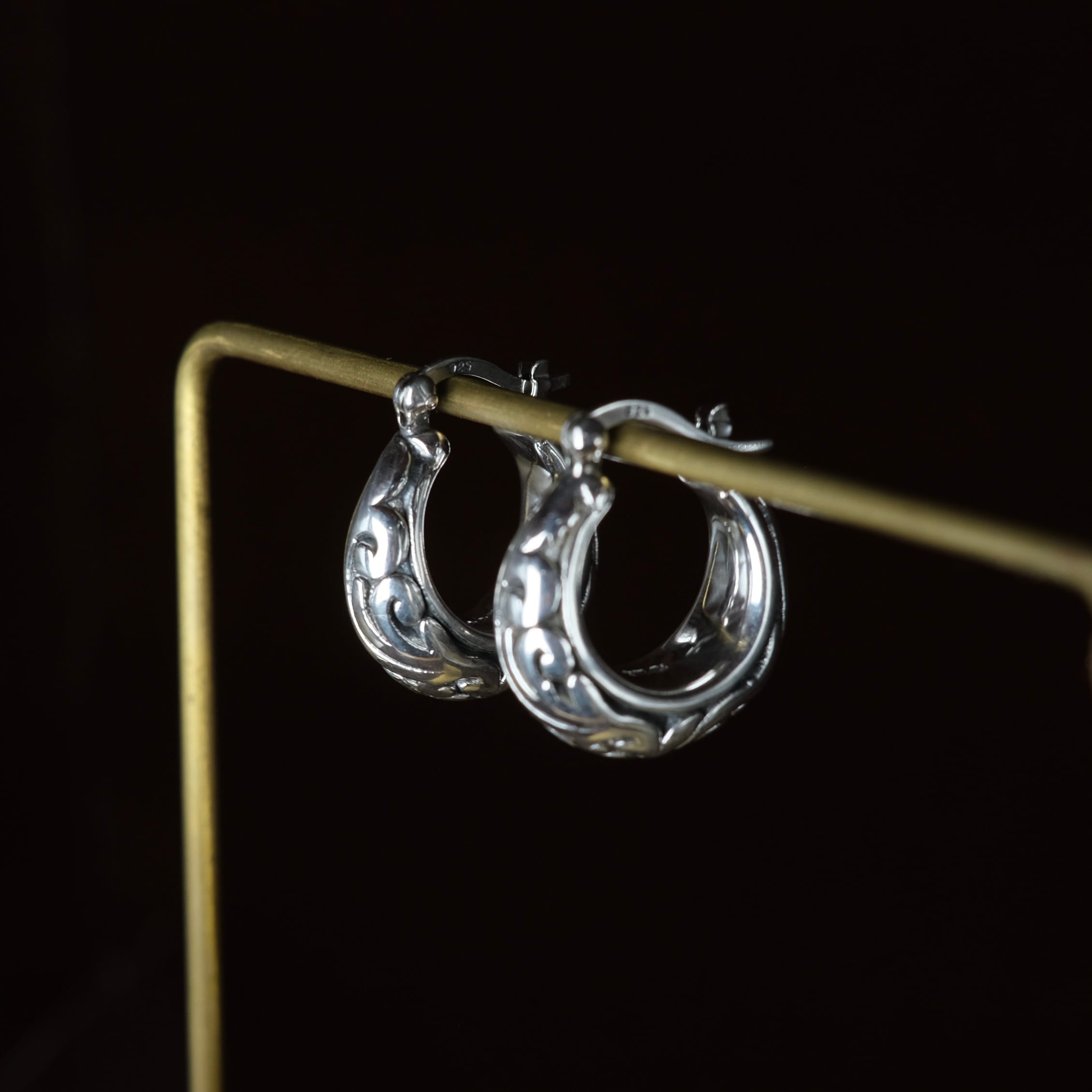 シルバー925 silver 唐草彫りフープピアス/軽研磨仕上げ/両耳 シルバー925 silver 唐草彫りフープピアス/軽研磨仕上げ/両耳 | envy