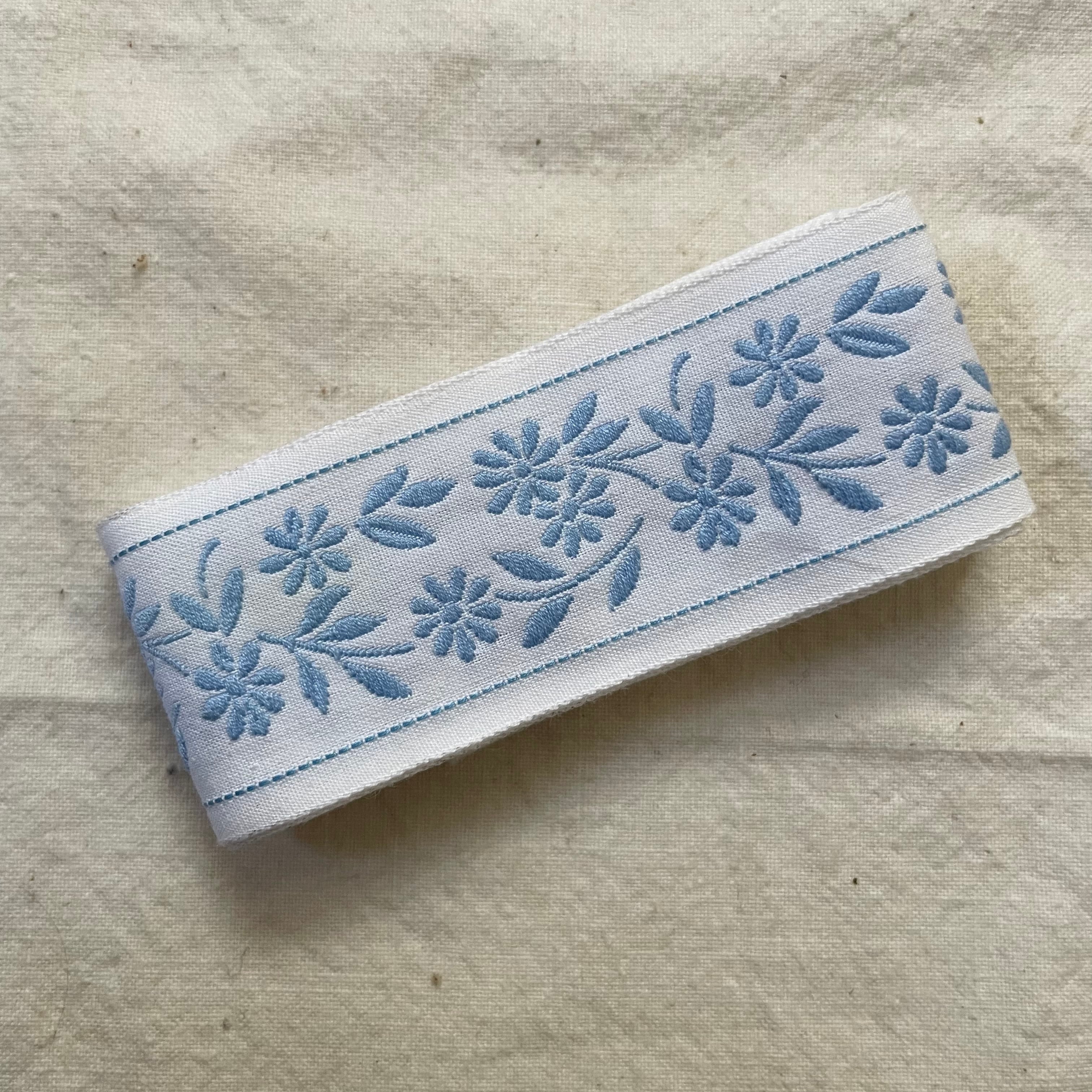 白地に水色の花の刺繍リボン | tsuitachi craft&brocante
