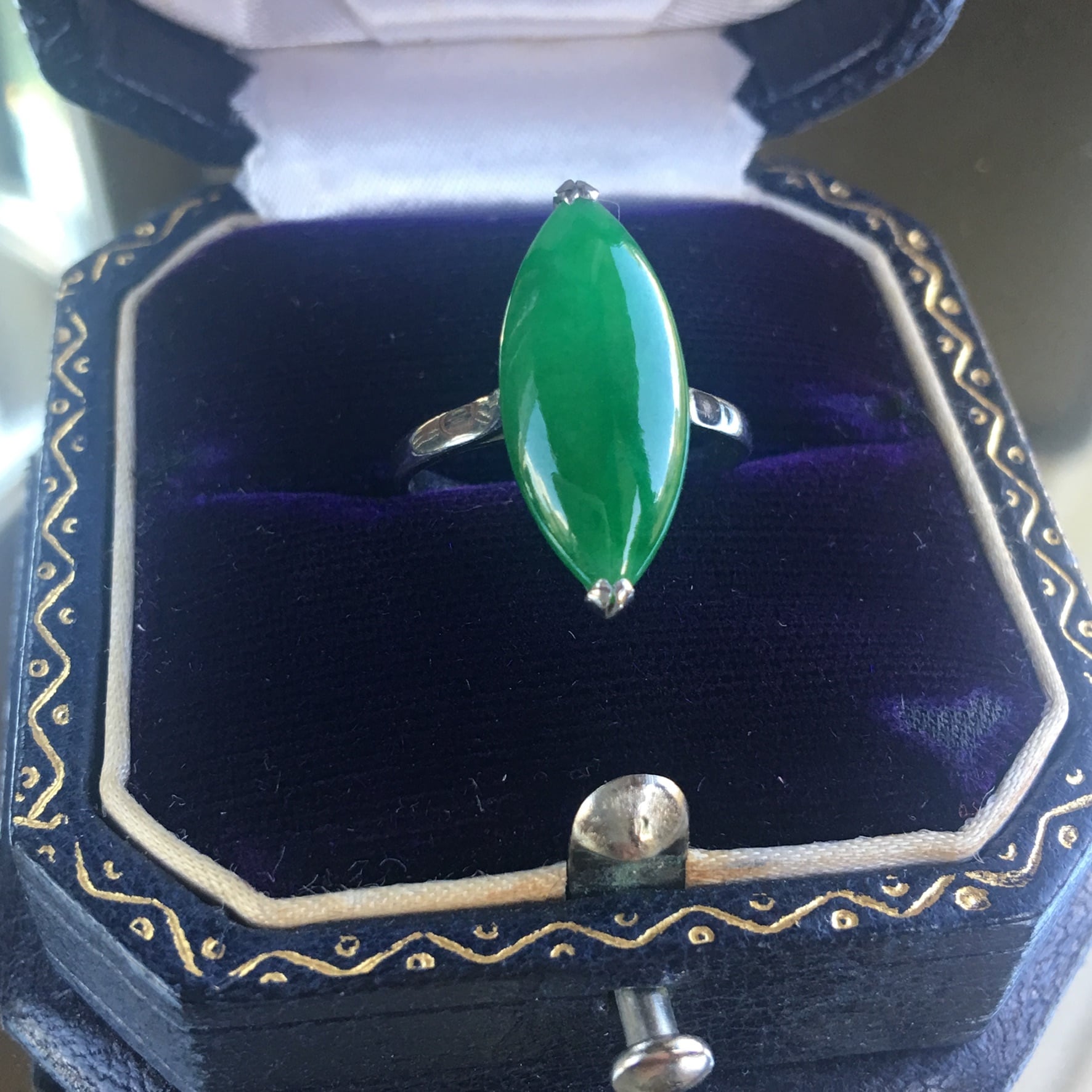 ヴィンテージ プラチナ台に天然翡翠のリング