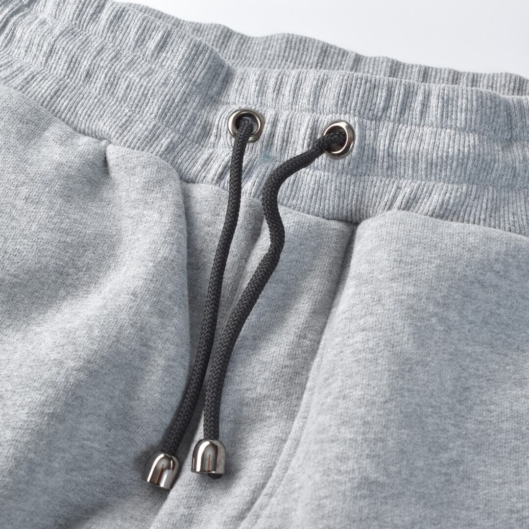 ARBRE アルブル 裏起毛スウェットジョガーパンツ・杢グレイ【メンズ】スッキリとしたブルゾンやニットのボトムに合わせて着てください。