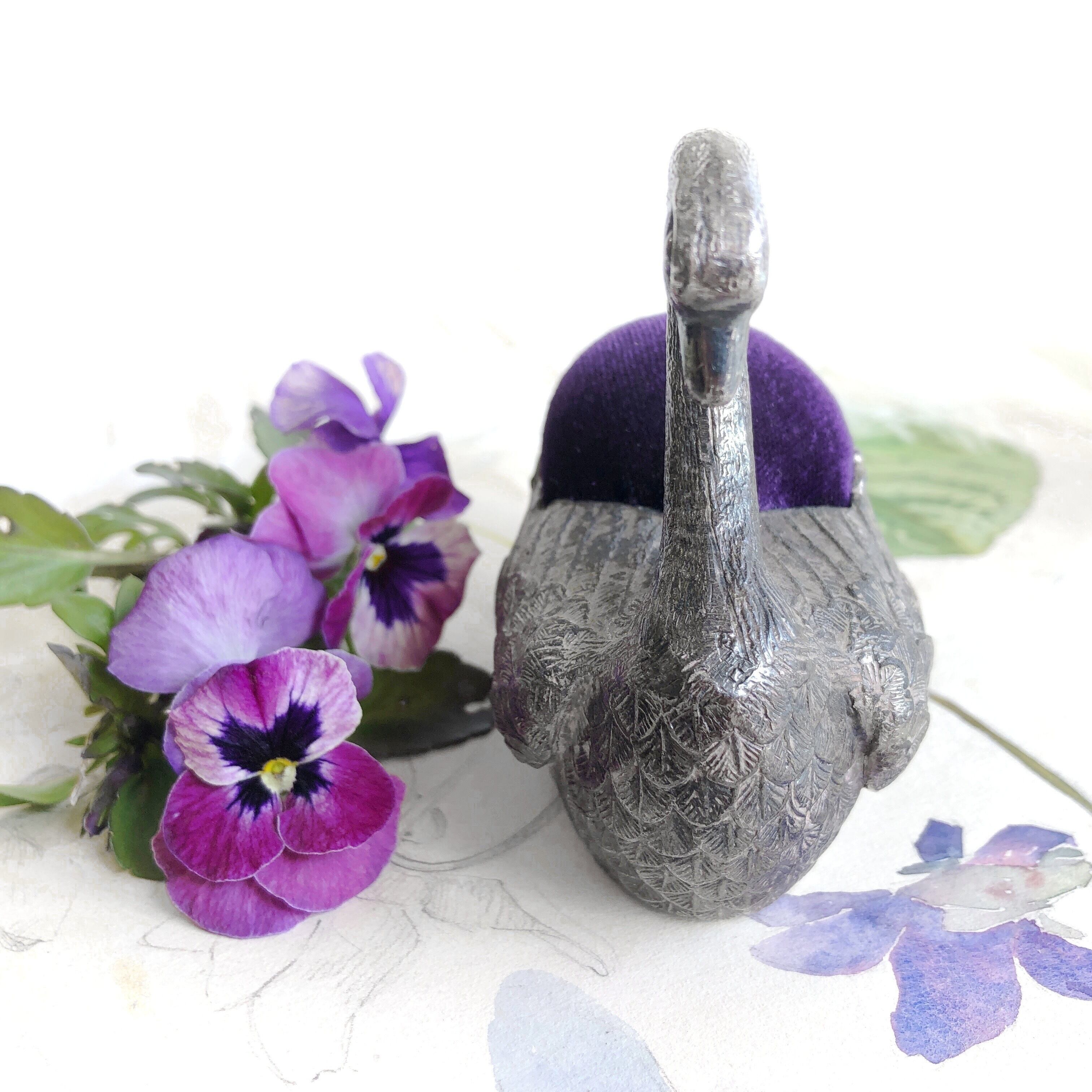 白鳥のピンクッション | メルキュール骨董店