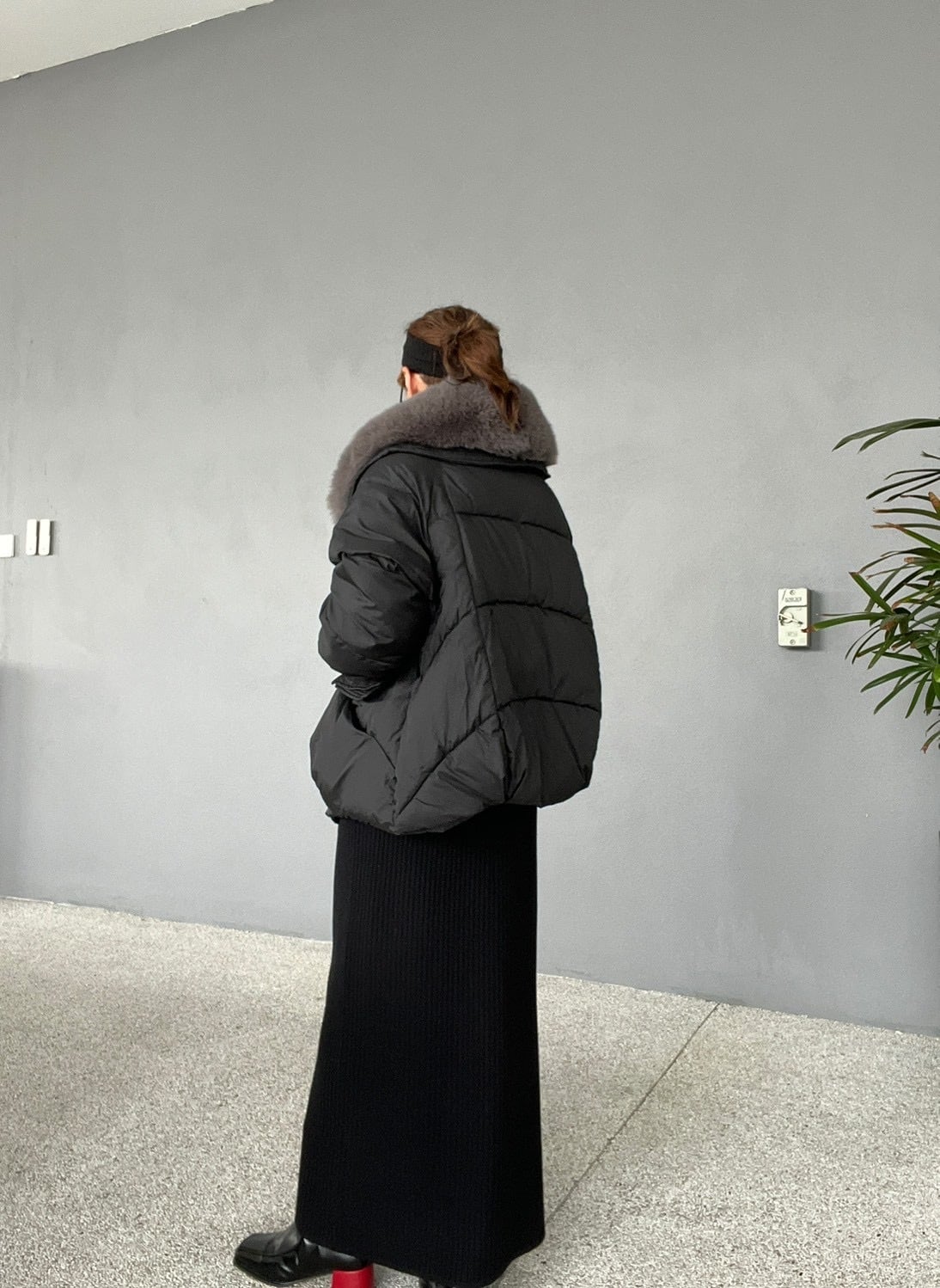 Black) B.MARIA Eco-Fur Collar Pear Silhouette Jacket | MARIA