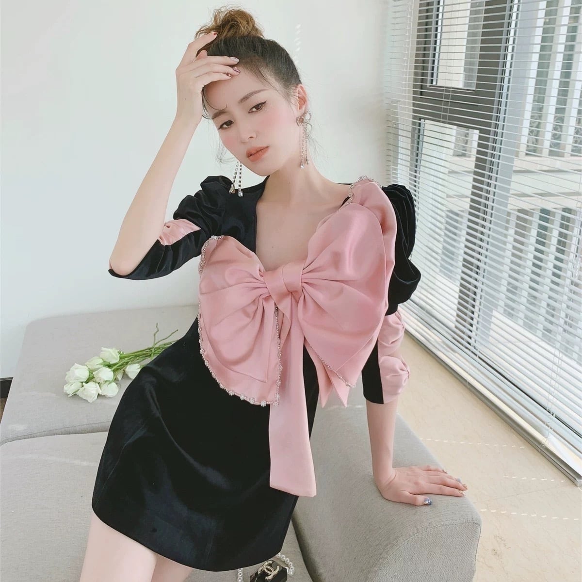 リボン付き黒トップスとピンクミニスカート リボン付き黒トップスとピンクミニスカート - メルカリ