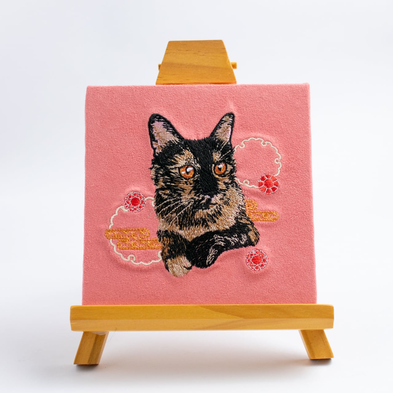 サビ猫とガーネットの刺繍パネル | コイトネコ