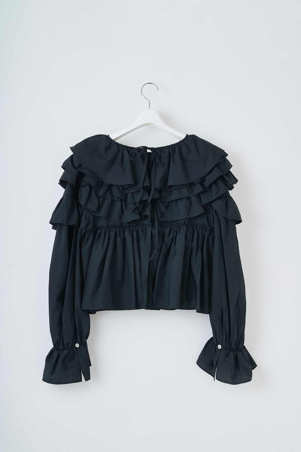 Frilled volume blouse