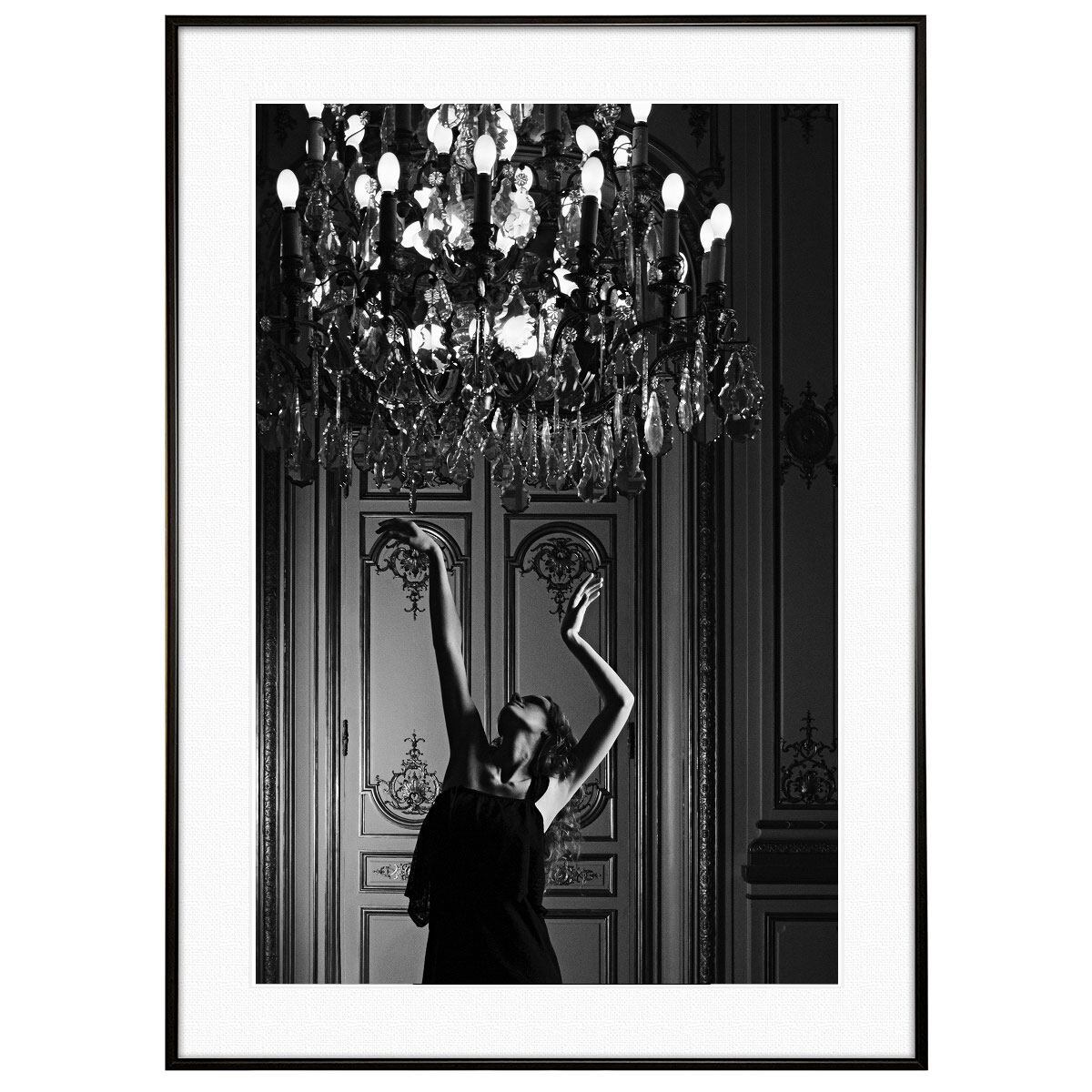 人物写真 シャンデリアの下で踊るドレスの女性 インテリアモノクロアートポスター額装 AS2229